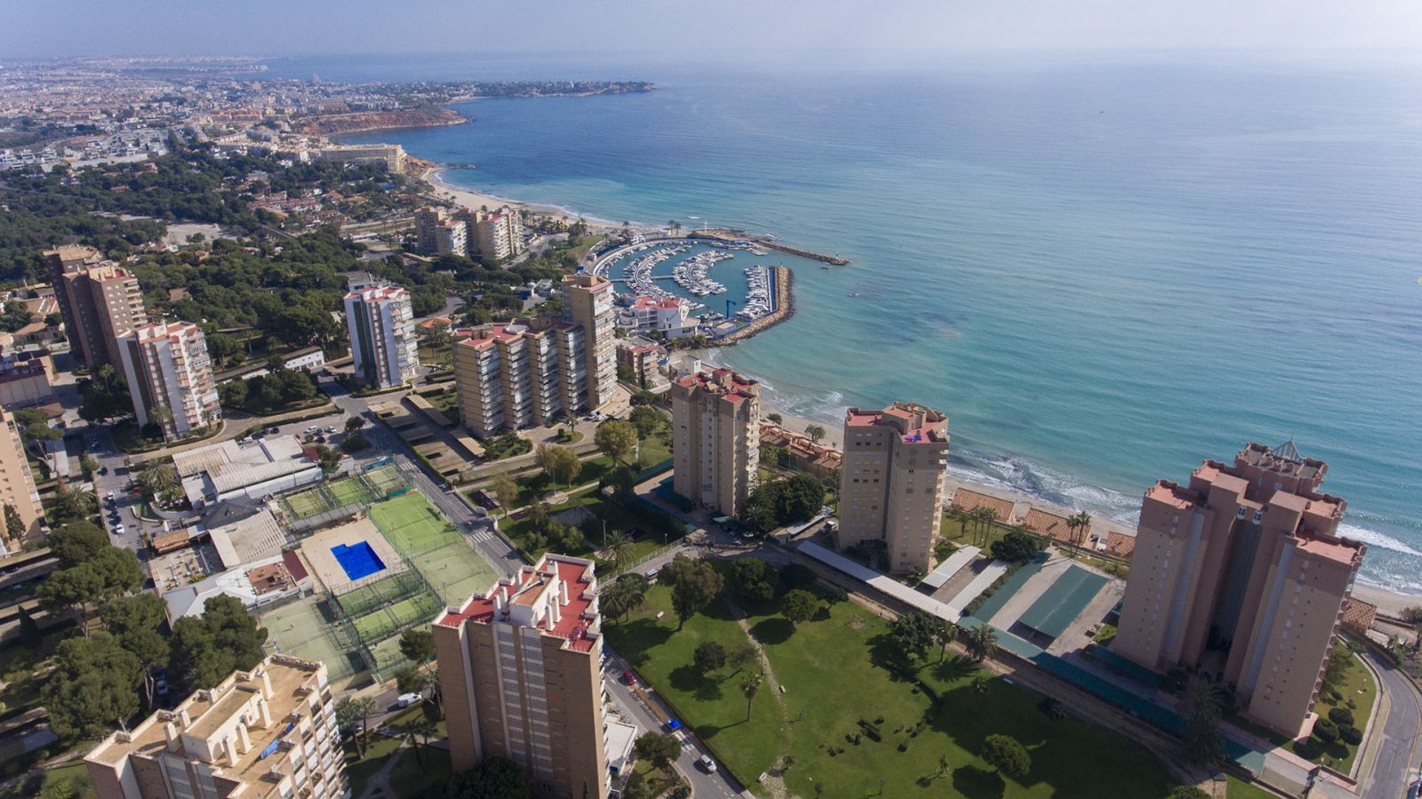  In der schönen Stadt Orihuela gelegen, bietet diese Wohnanlage eine Auswahl von 118 Wohnungen, darunter Apartments, Erdgeschosswohnungen und Penthäus