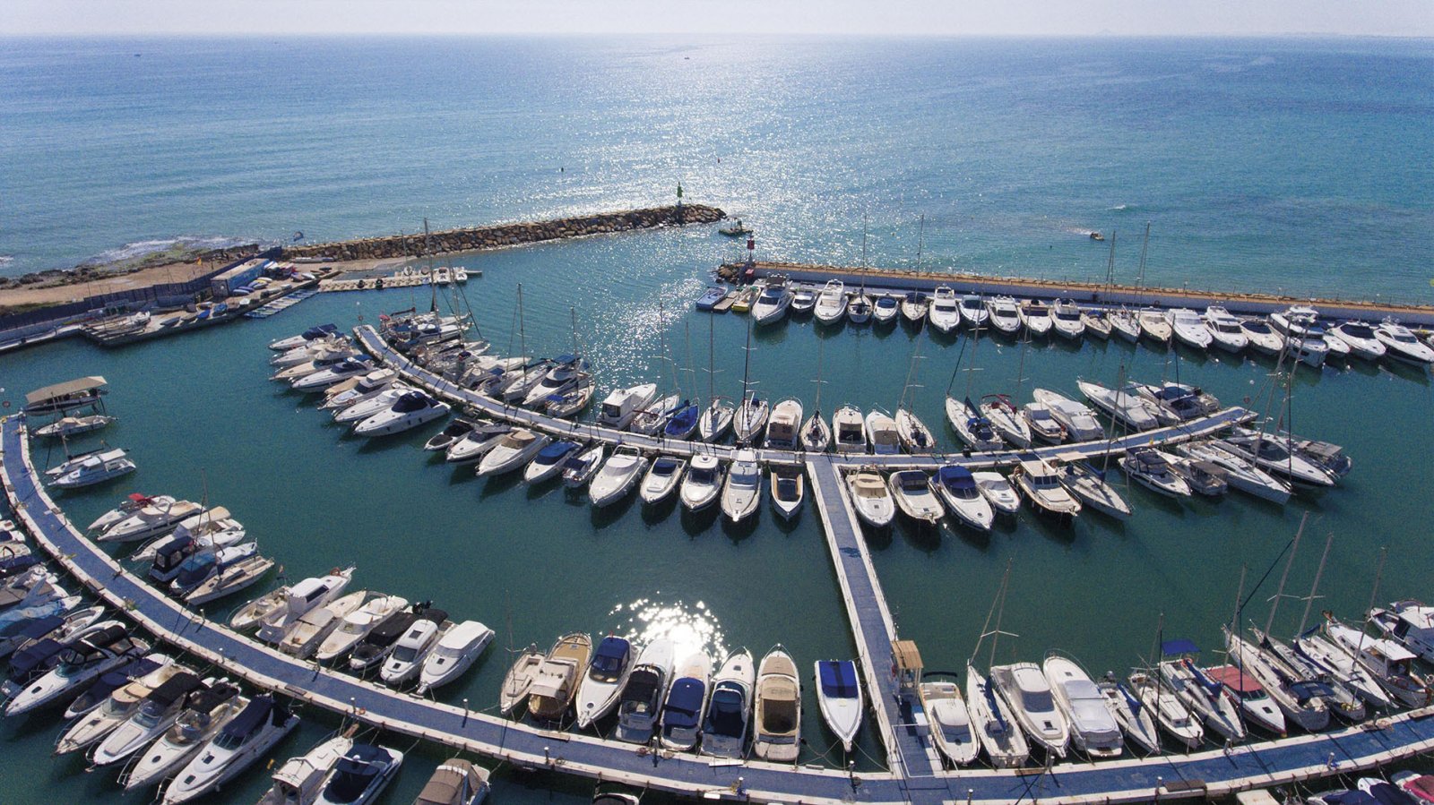  In der schönen Stadt Orihuela gelegen, bietet diese Wohnanlage eine Auswahl von 118 Wohnungen, darunter Apartments, Erdgeschosswohnungen und Penthäus