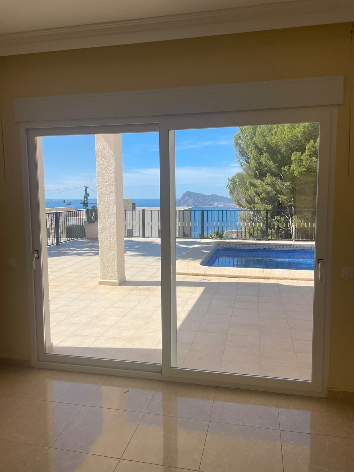  In der schönen Ortschaft Altea gelegen, bietet diese exklusive Villa ein einzigartiges Wohnerlebnis mit beeindruckendem Meerblick. Entworfen für diej