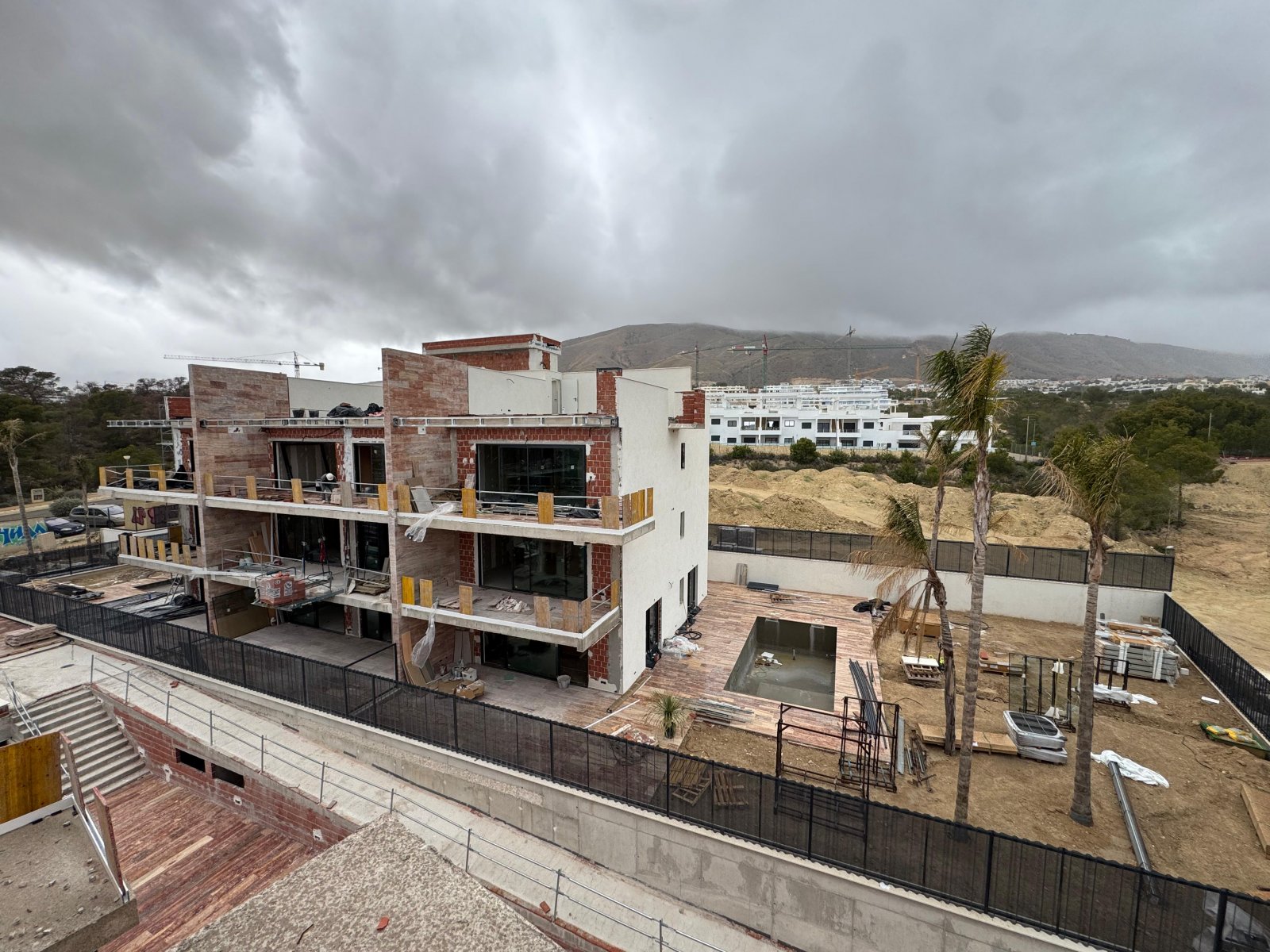  In der charmanten Stadt Finestrat gelegen, bietet dieses Wohnresort eine Auswahl von 24 Wohnungen mit Meerblick, verteilt auf Apartments, Erdgeschoss