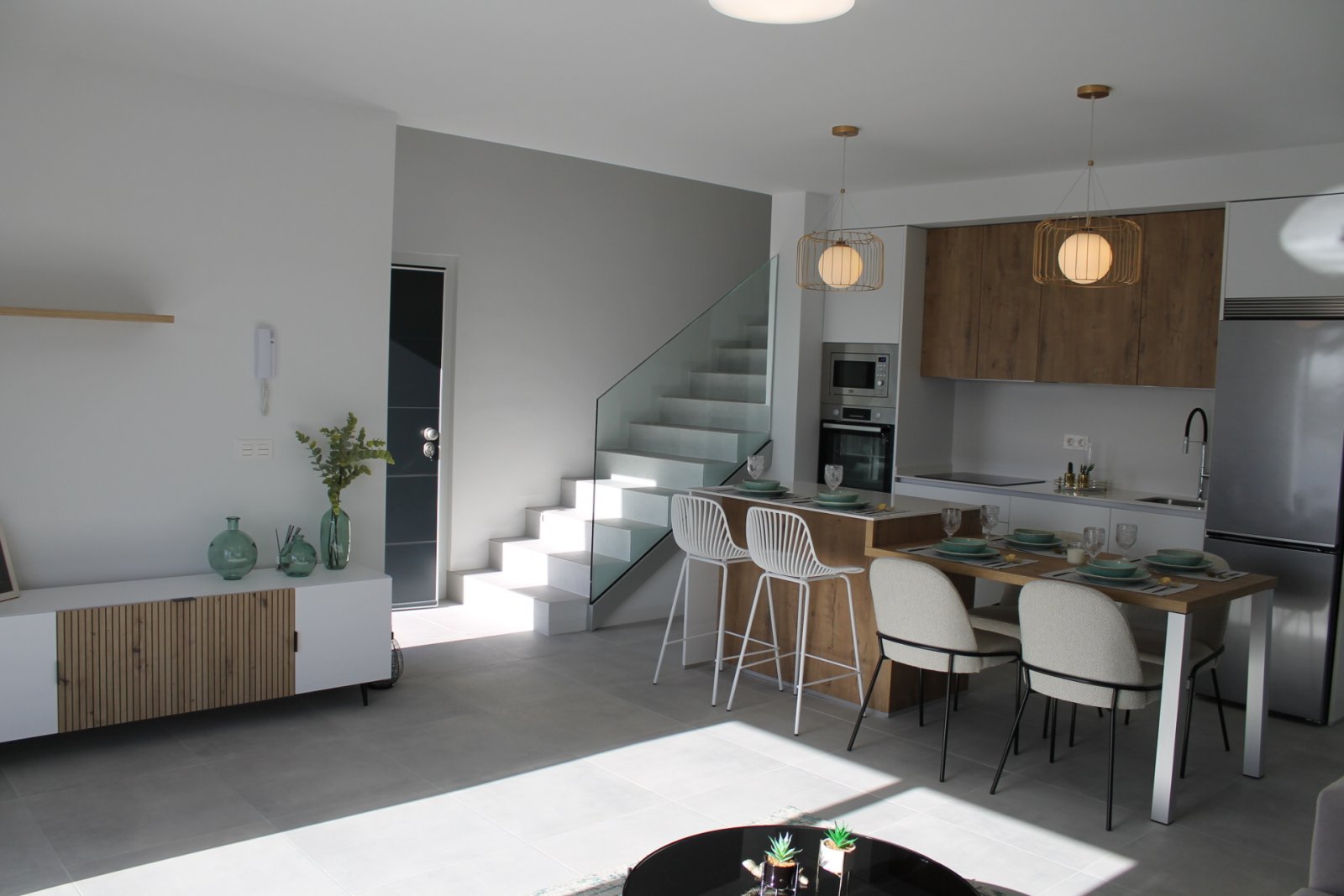  In der charmanten Ortschaft Torre-Pacheco gelegen, bietet dieser exklusive Wohnkomplex 24 unabhängige Wohnhäuser. Diese Immobilien, die für diejenige