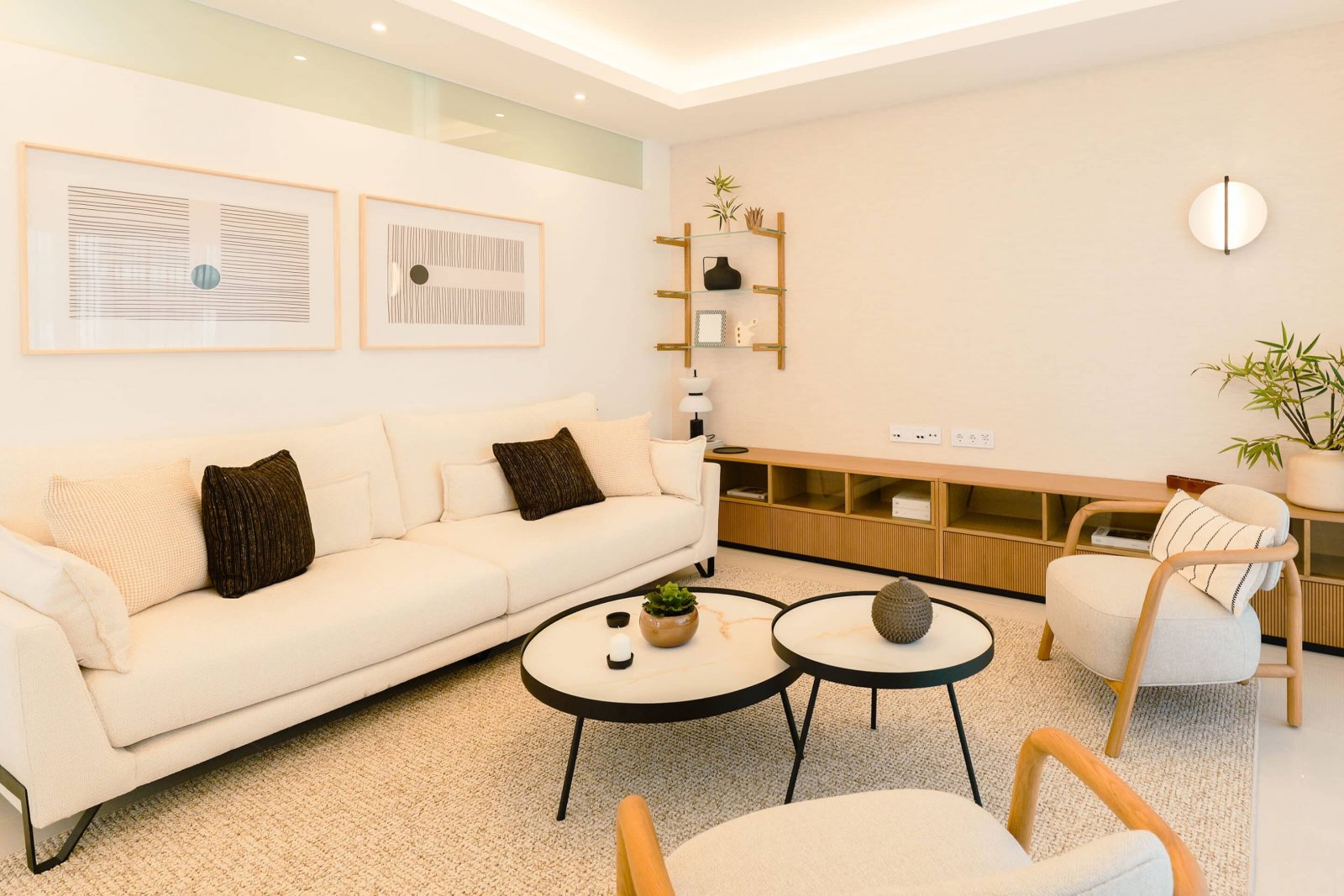  In der charmanten Stadt Rojales gelegen, bietet diese Wohnanlage eine Auswahl von 18 Bungalows, aufgeteilt in High-Bungalow- und Low-Bungalow-Optione