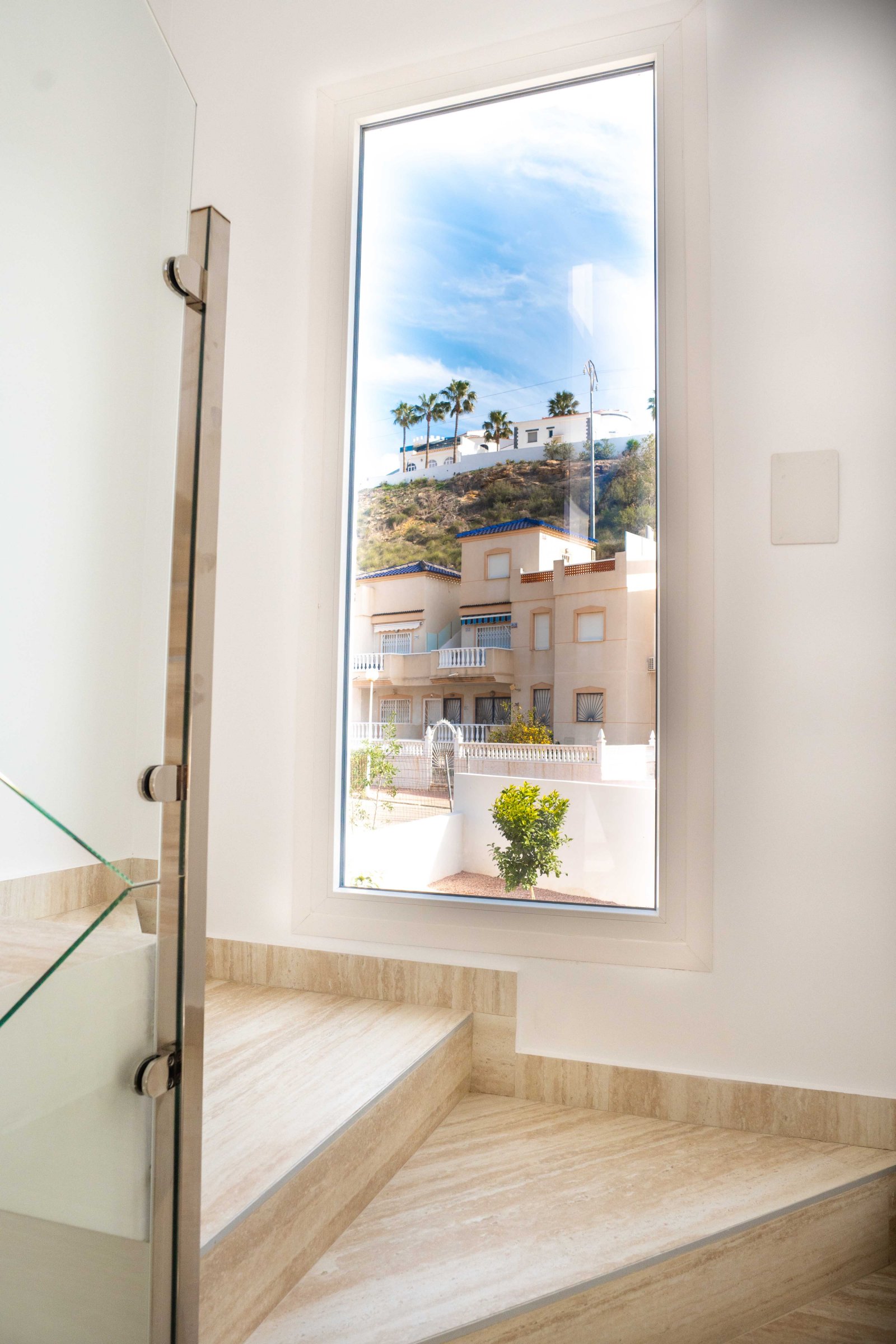  In der charmanten Ciudad Quesada gelegen, bietet diese exklusive Sammlung von 8 Reihenhäusern eine ideale Wohnumgebung für diejenigen, die ein modern