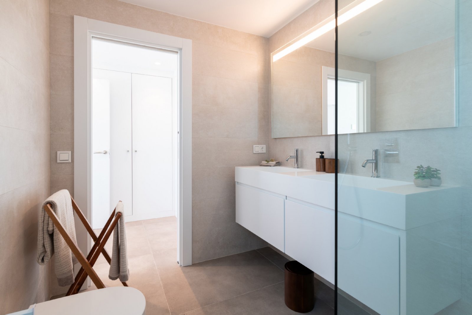  In der charmanten Ortschaft Benitachell gelegen, bieten diese exklusiven Villen eine privilegierte Umgebung mit Meerblick, nur 1 km von der Küste ent