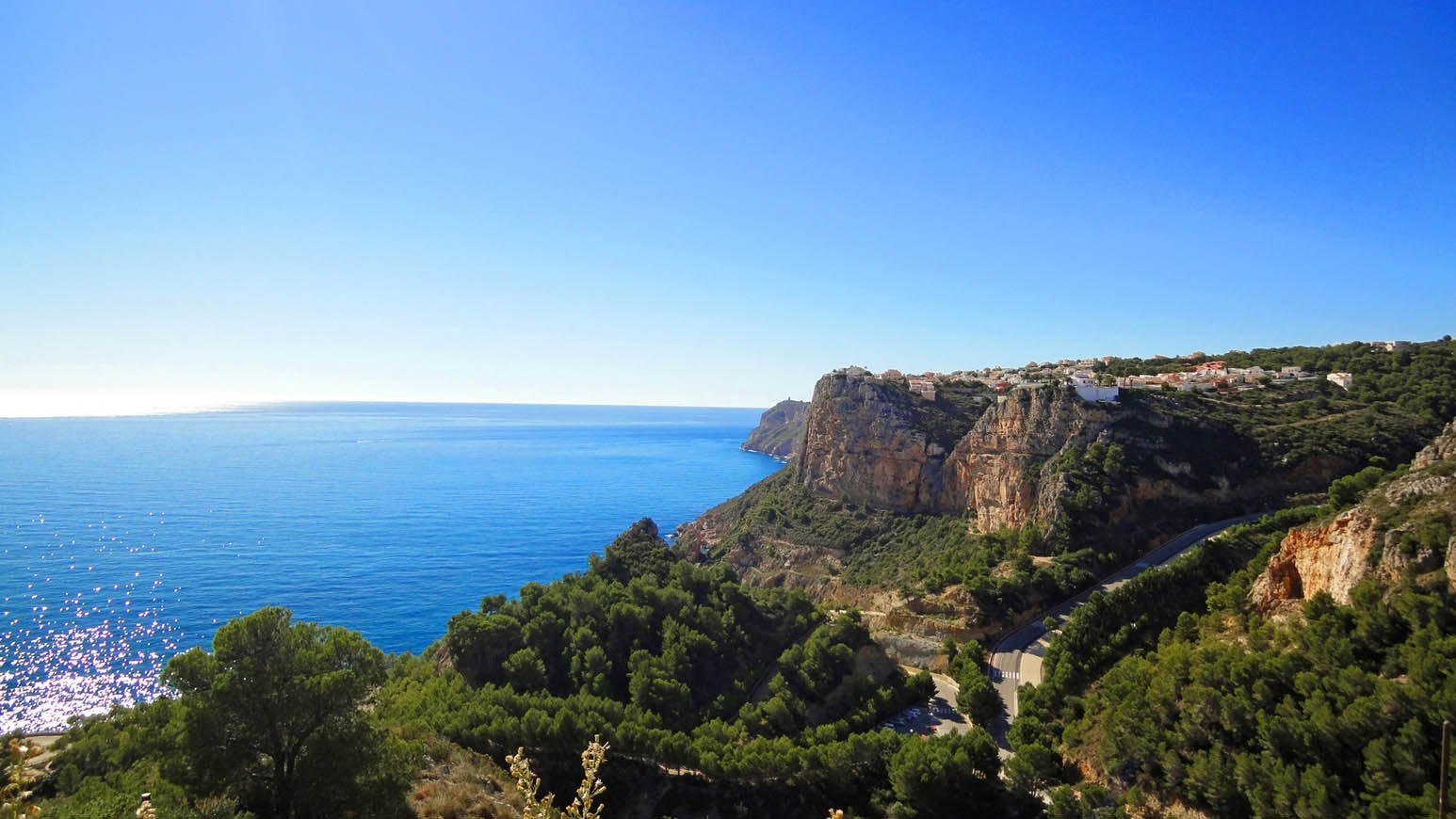  In der charmanten Ortschaft Benitachell gelegen, bieten diese exklusiven Villen eine privilegierte Umgebung mit Meerblick, nur 1 km von der Küste ent