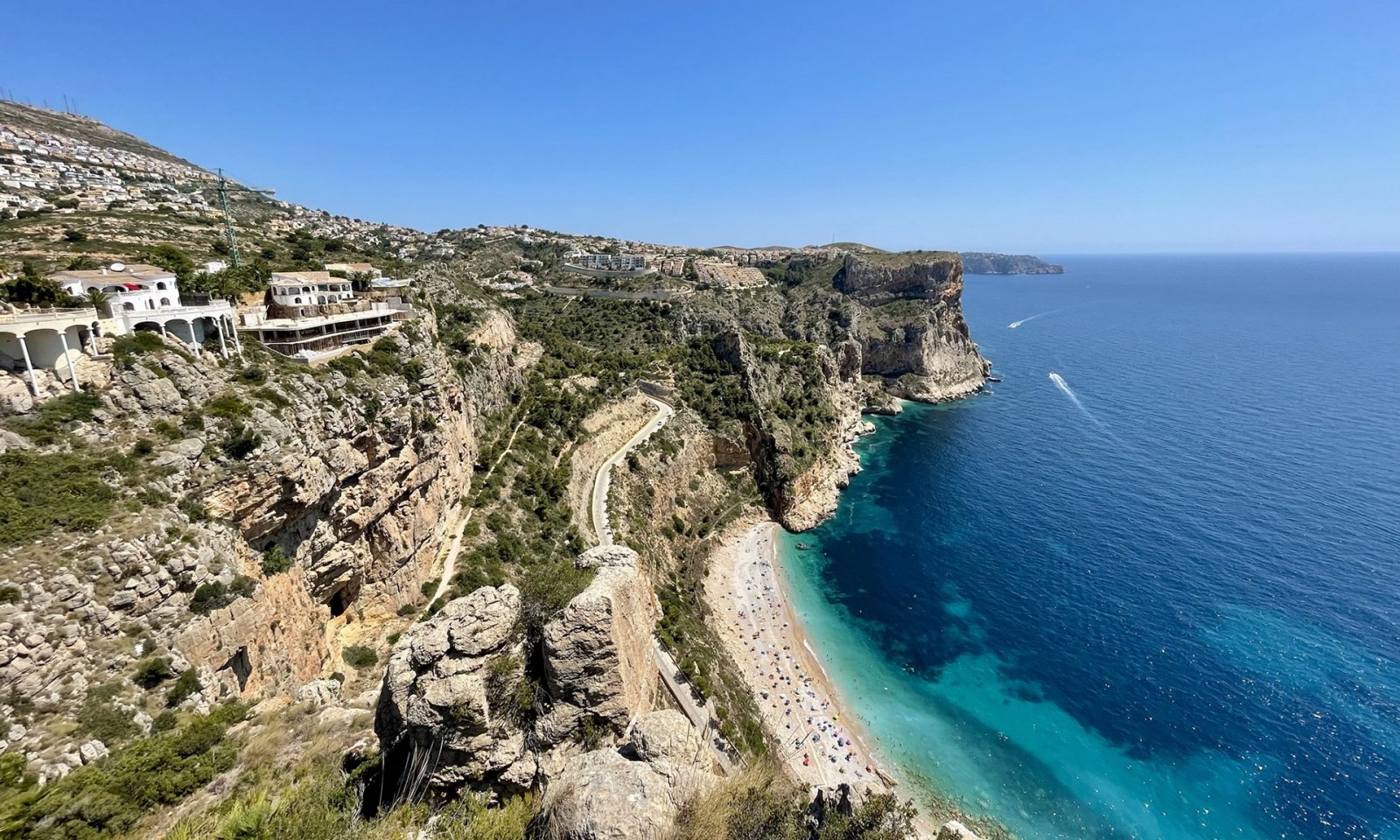  In der charmanten Ortschaft Benitachell gelegen, bieten diese exklusiven Villen eine privilegierte Umgebung mit Meerblick, nur 1 km von der Küste ent