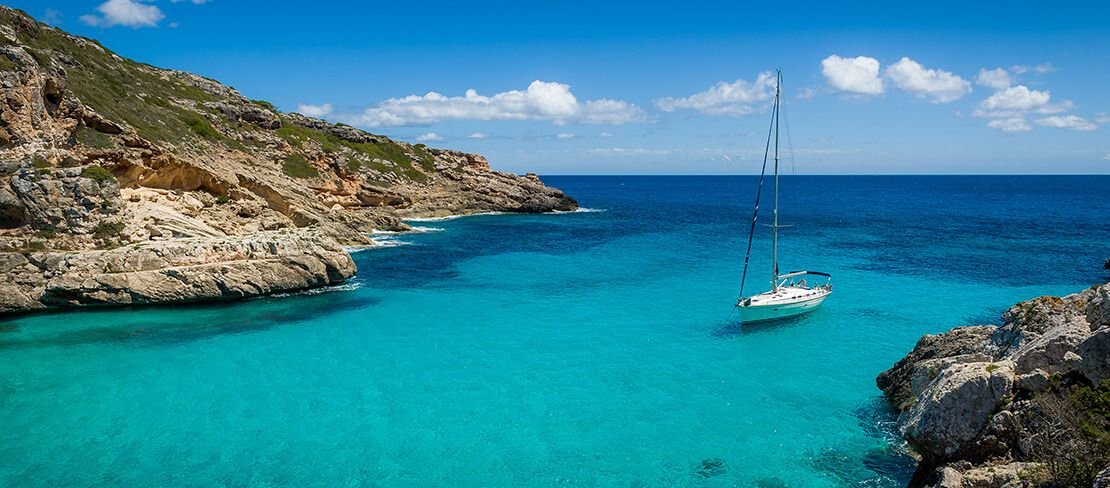  In der charmanten Ortschaft Benitachell gelegen, bieten diese exklusiven Villen eine privilegierte Umgebung mit Meerblick, nur 1 km von der Küste ent