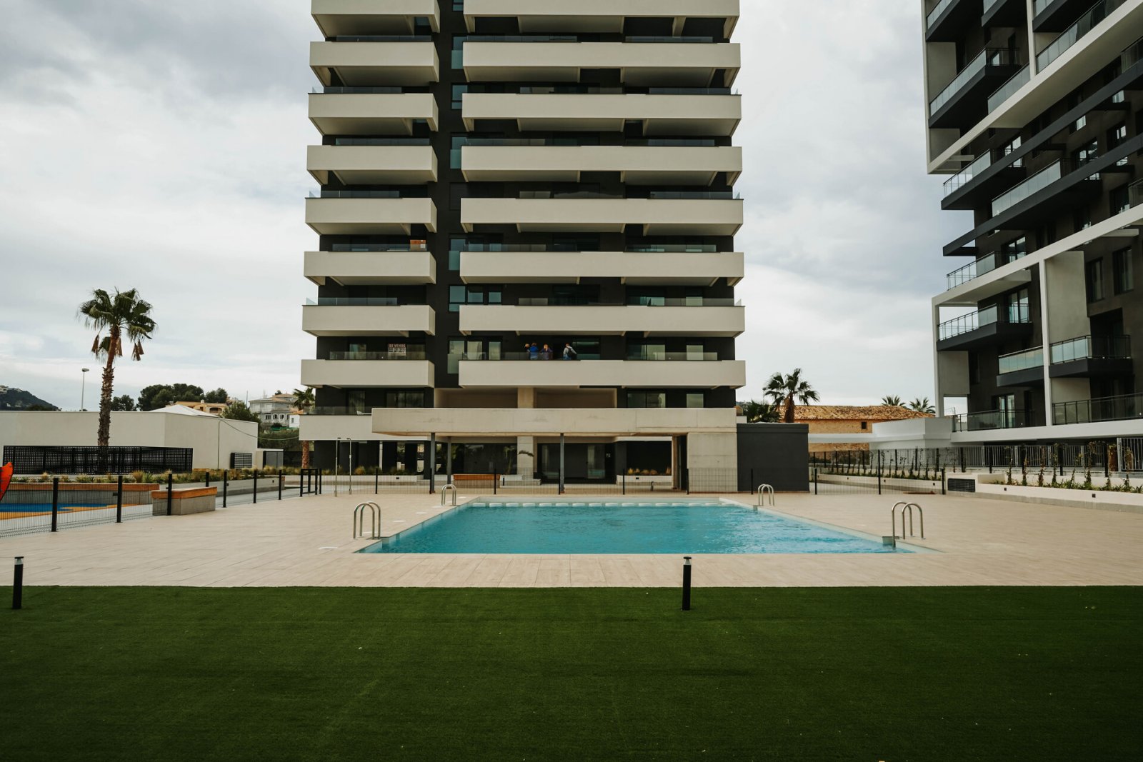  In der charmanten Stadt Calpe gelegen, bietet dieses exklusive Penthouse-Ensemble ein einzigartiges Wohnerlebnis mit beeindruckendem Meerblick. Mit n