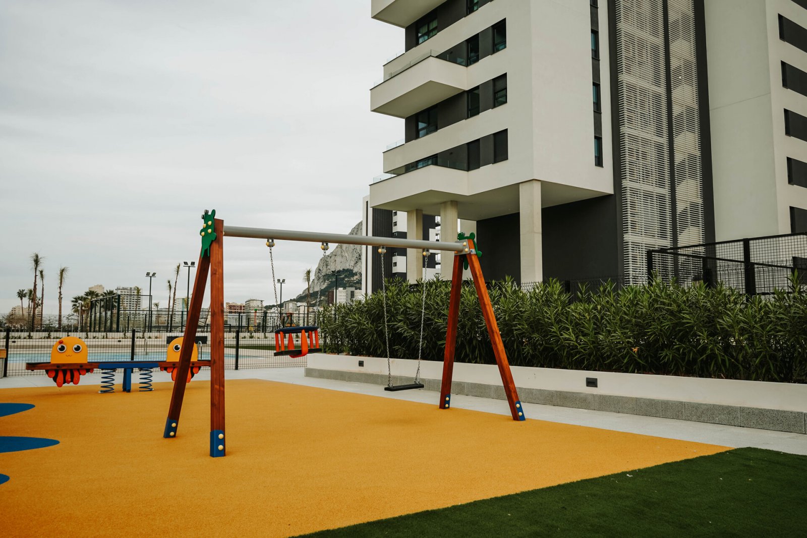  In der charmanten Stadt Calpe gelegen, bietet dieses exklusive Penthouse-Ensemble ein einzigartiges Wohnerlebnis mit beeindruckendem Meerblick. Mit n