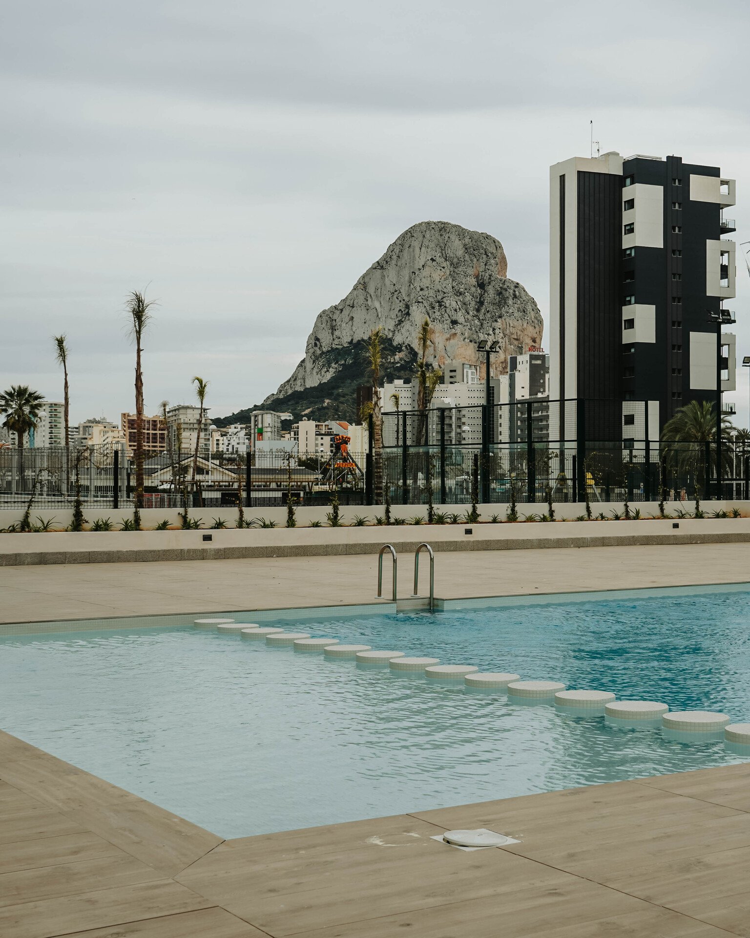  In der charmanten Stadt Calpe gelegen, bietet dieses exklusive Penthouse-Ensemble ein einzigartiges Wohnerlebnis mit beeindruckendem Meerblick. Mit n