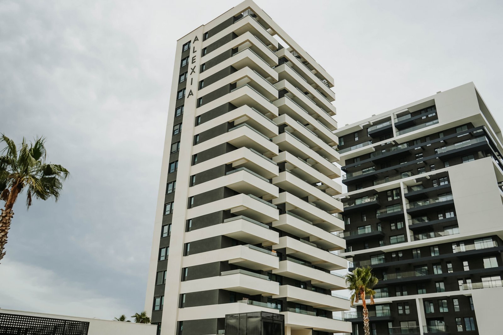  In der charmanten Stadt Calpe gelegen, bietet dieses exklusive Penthouse-Ensemble ein einzigartiges Wohnerlebnis mit beeindruckendem Meerblick. Mit n