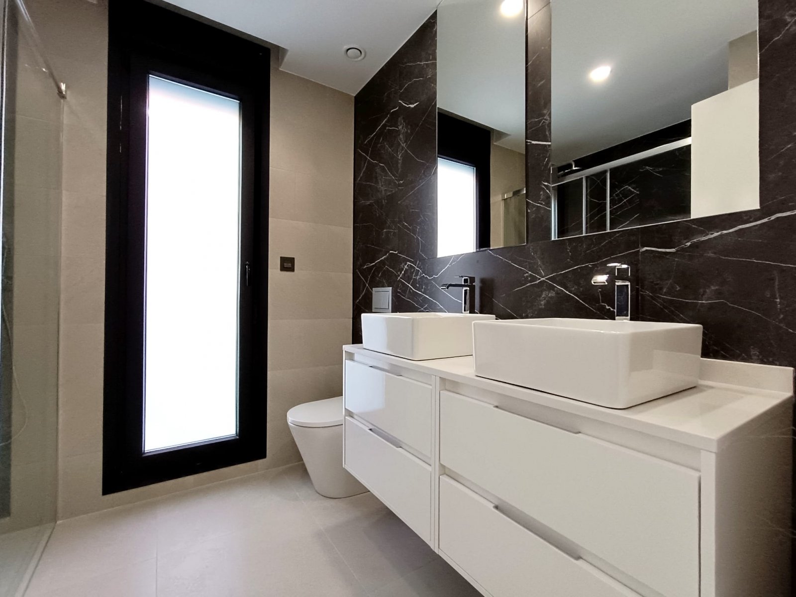  Im charmanten Ort Benijófar gelegen, bietet diese exklusive Sammlung von Reihenhäusern eine ruhige Wohnumgebung mit guter Anbindung. Insgesamt gibt e