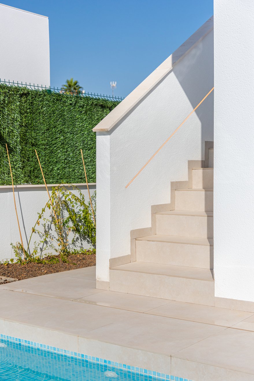  In der charmanten Stadt Los Alcázares gelegen, bietet dieser Wohnkomplex 23 freistehende Häuser, die für diejenigen entworfen wurden, die einen exklu