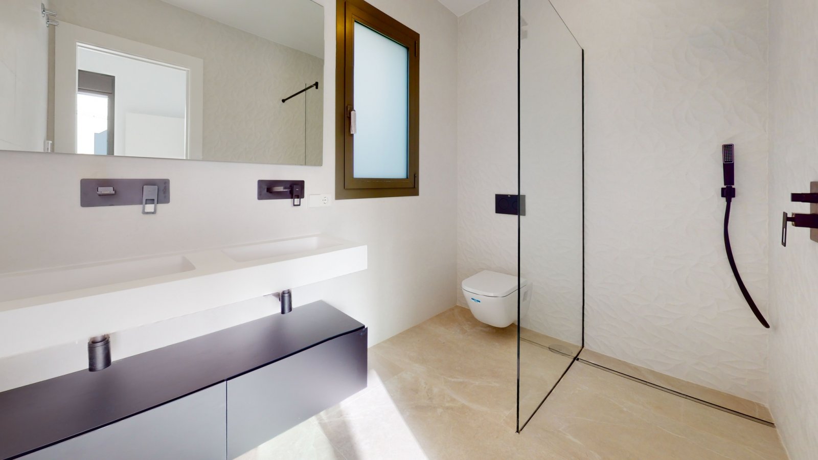  In der charmanten Stadt Los Alcázares gelegen, bietet dieser Wohnkomplex 23 freistehende Häuser, die für diejenigen entworfen wurden, die einen exklu