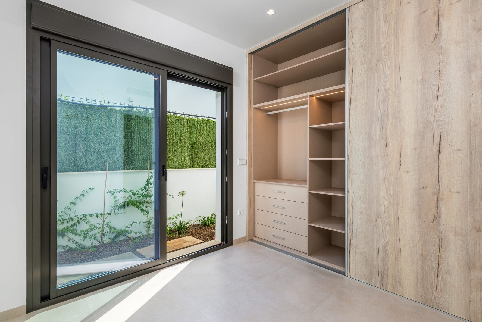  In der charmanten Stadt Los Alcázares gelegen, bietet dieser Wohnkomplex 23 freistehende Häuser, die für diejenigen entworfen wurden, die einen exklu