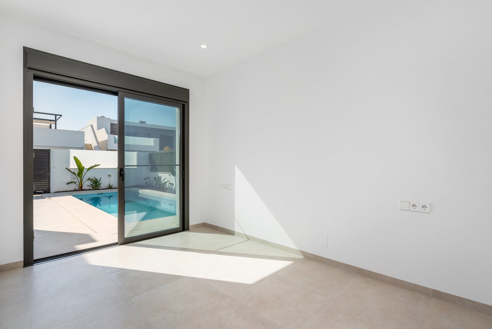  In der charmanten Stadt Los Alcázares gelegen, bietet dieser Wohnkomplex 23 freistehende Häuser, die für diejenigen entworfen wurden, die einen exklu