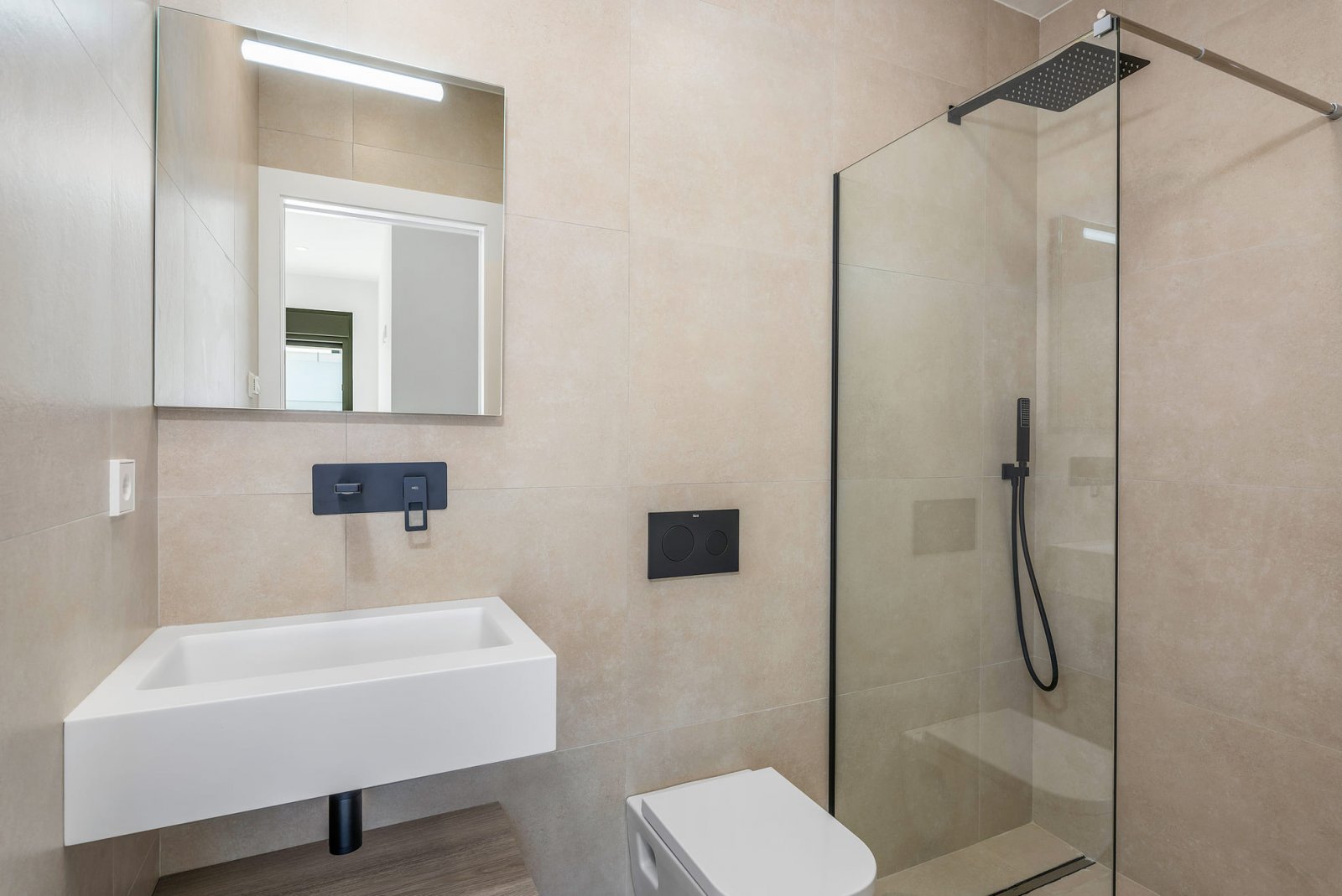  In der charmanten Stadt Los Alcázares gelegen, bietet dieser Wohnkomplex 23 freistehende Häuser, die für diejenigen entworfen wurden, die einen exklu