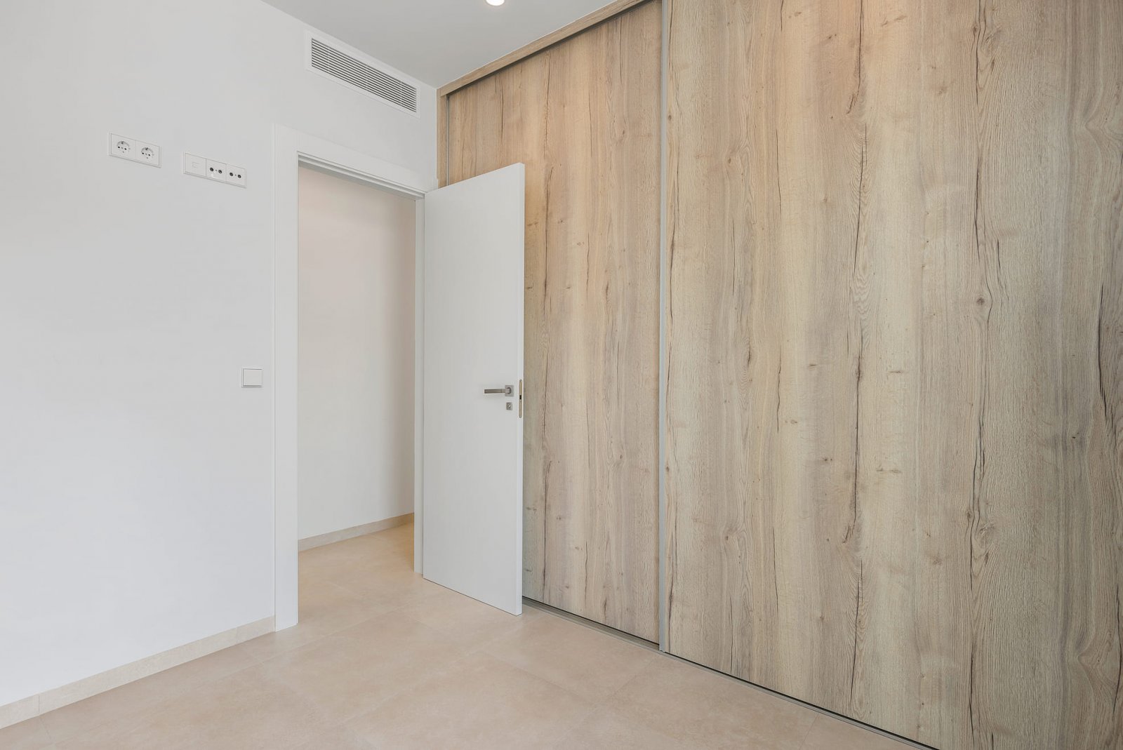  In der charmanten Stadt Los Alcázares gelegen, bietet dieser Wohnkomplex 23 freistehende Häuser, die für diejenigen entworfen wurden, die einen exklu