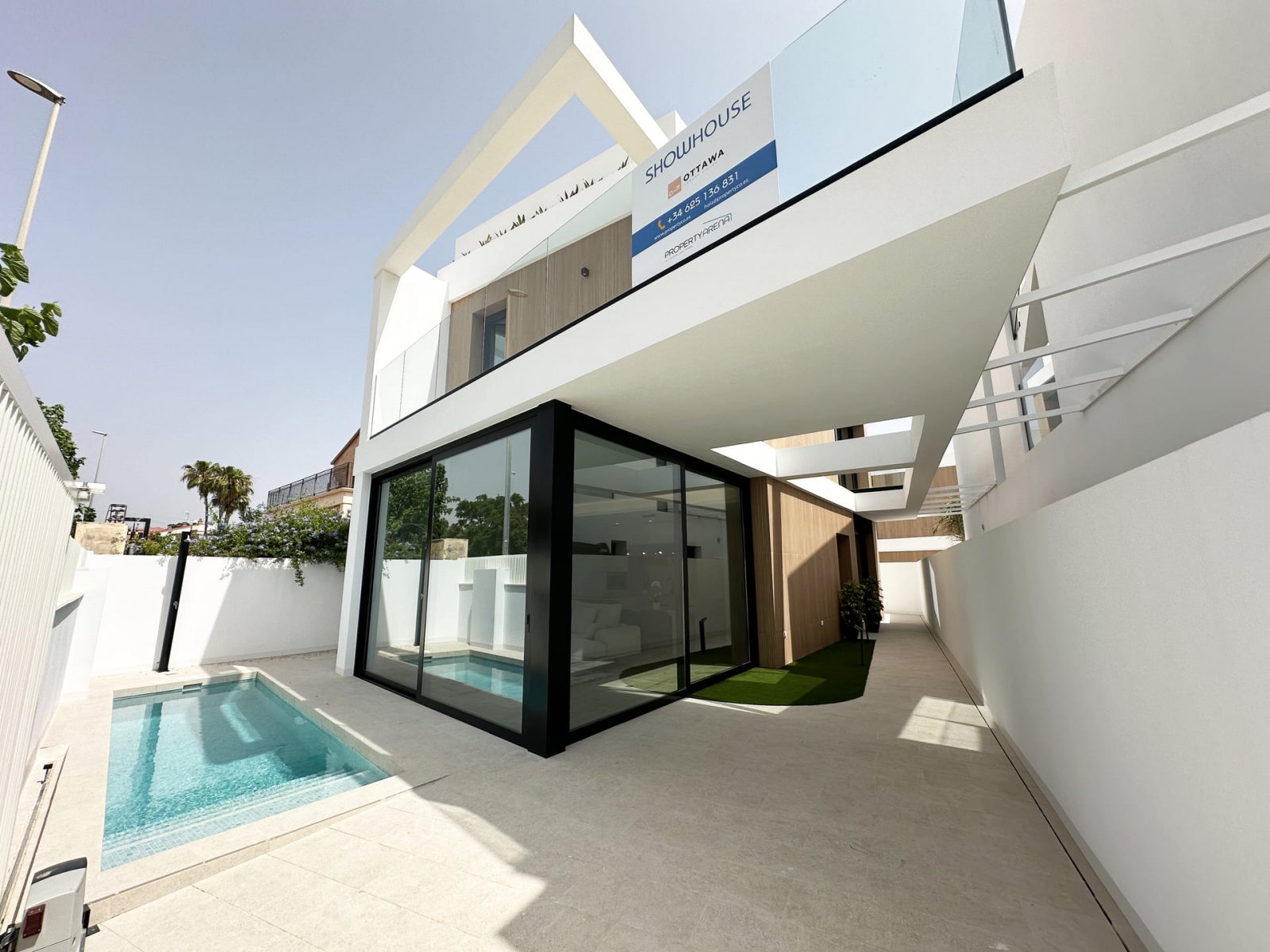  In der charmanten Ortschaft Torre de la Horadada gelegen, bietet diese exklusive Sammlung von vier freistehenden Häusern eine privilegierte Umgebung 