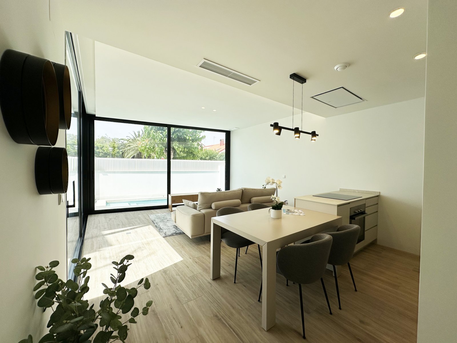  In der charmanten Ortschaft Torre de la Horadada gelegen, bietet diese exklusive Sammlung von vier freistehenden Häusern eine privilegierte Umgebung 