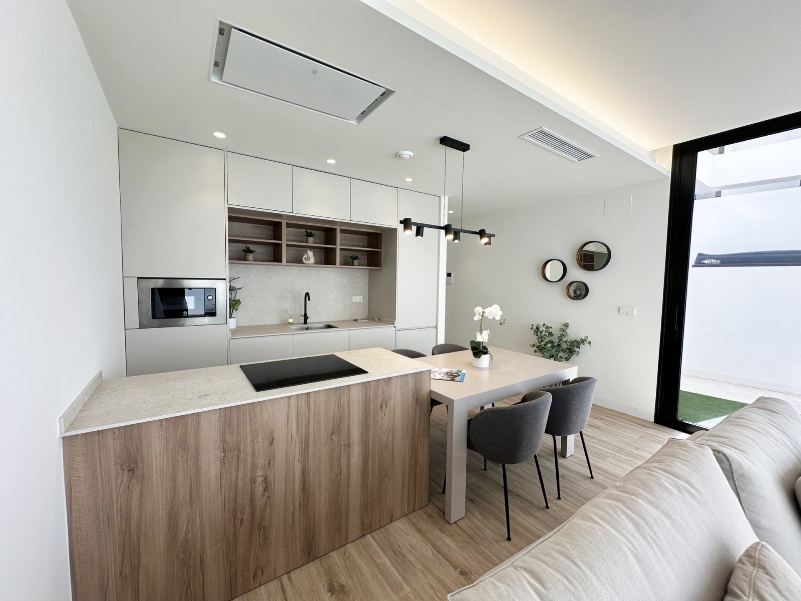  In der charmanten Ortschaft Torre de la Horadada gelegen, bietet diese exklusive Sammlung von vier freistehenden Häusern eine privilegierte Umgebung 