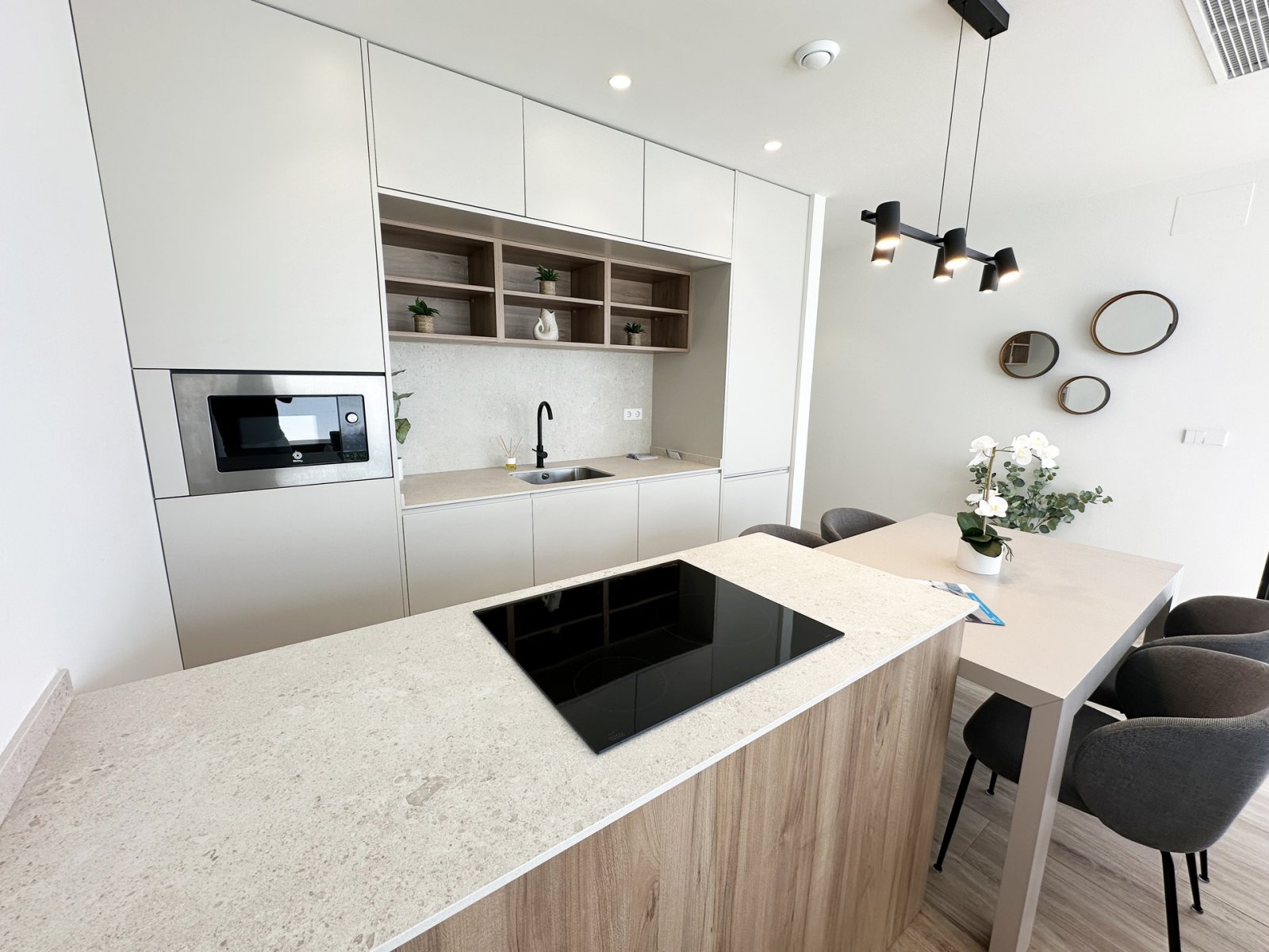  In der charmanten Ortschaft Torre de la Horadada gelegen, bietet diese exklusive Sammlung von vier freistehenden Häusern eine privilegierte Umgebung 