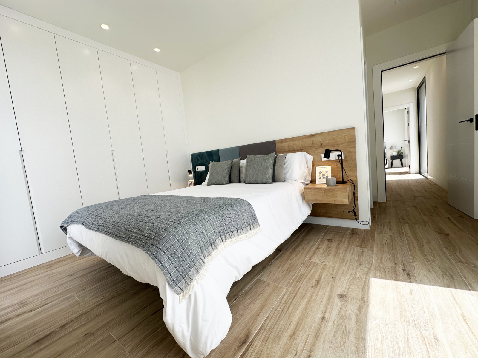  In der charmanten Ortschaft Torre de la Horadada gelegen, bietet diese exklusive Sammlung von vier freistehenden Häusern eine privilegierte Umgebung 