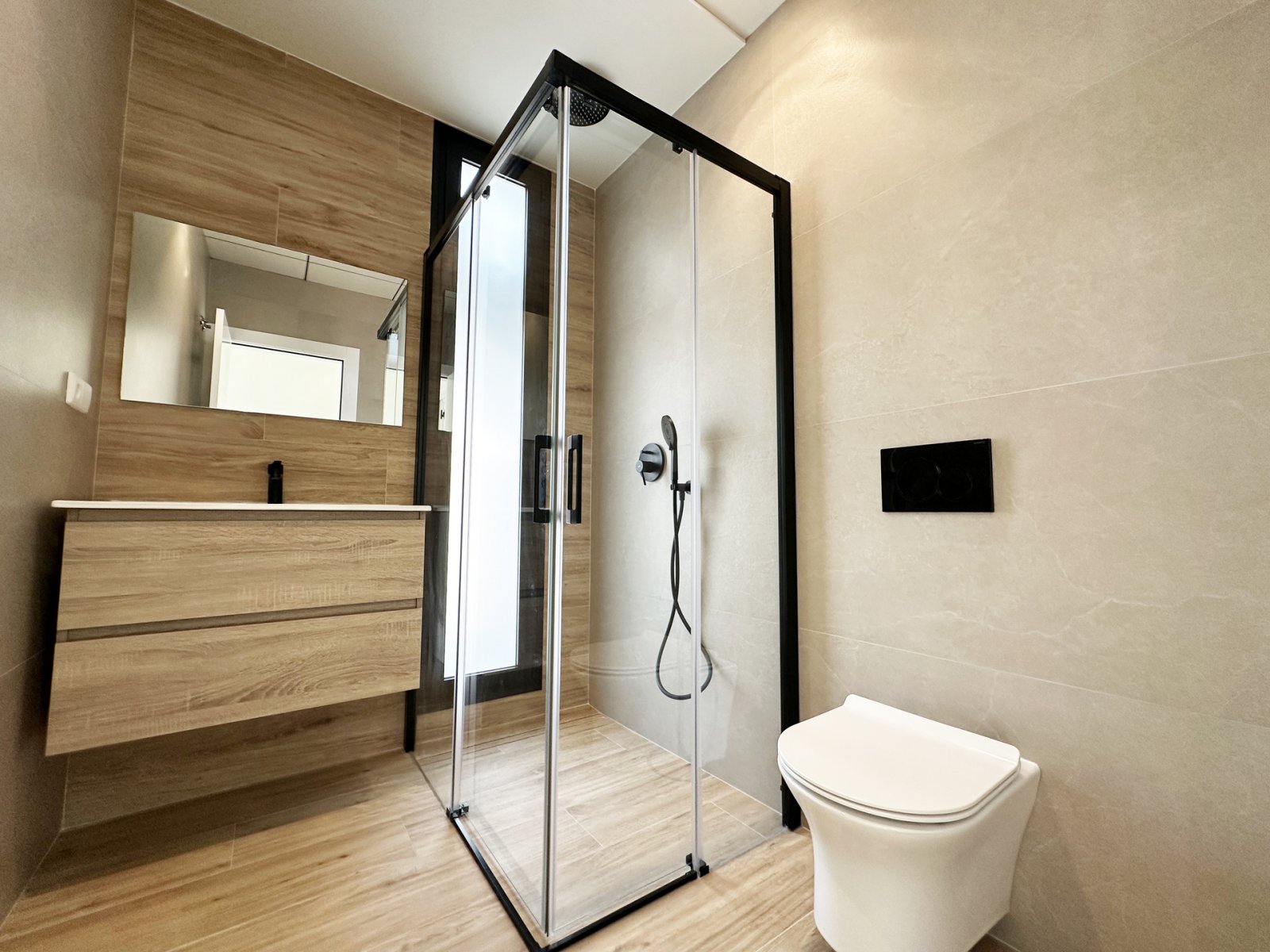  In der charmanten Ortschaft Torre de la Horadada gelegen, bietet diese exklusive Sammlung von vier freistehenden Häusern eine privilegierte Umgebung 