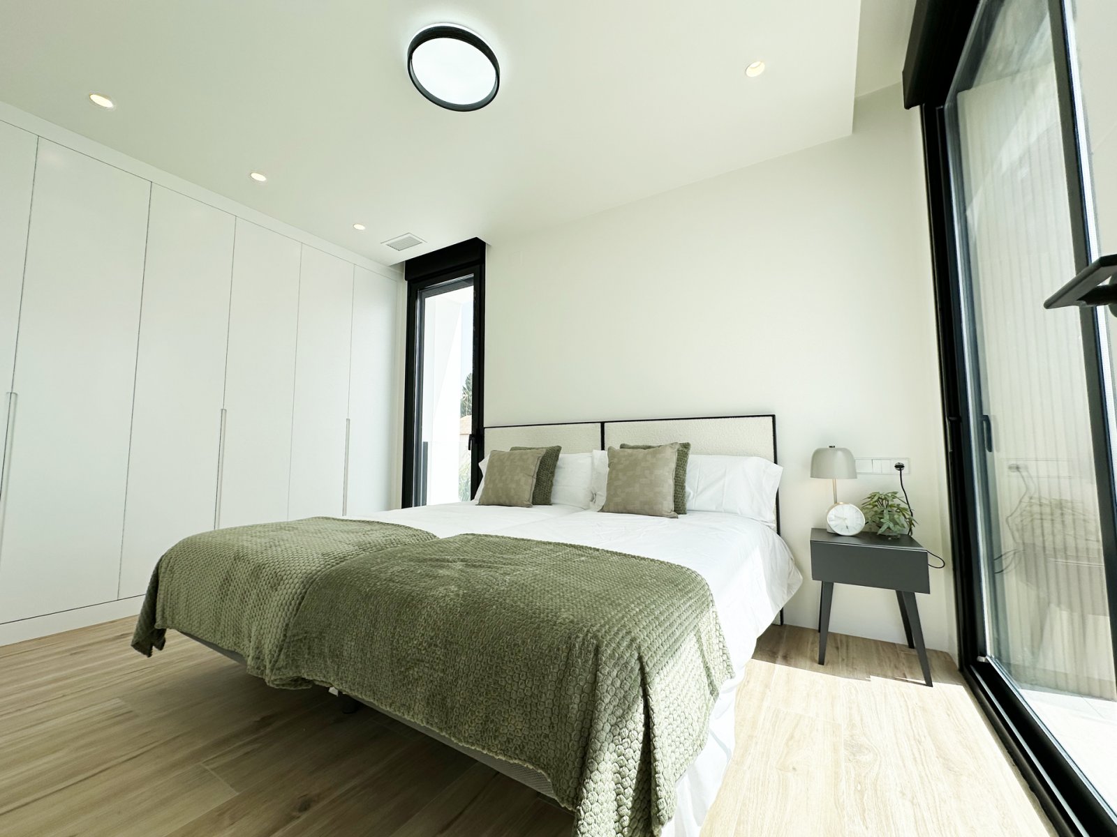  In der charmanten Ortschaft Torre de la Horadada gelegen, bietet diese exklusive Sammlung von vier freistehenden Häusern eine privilegierte Umgebung 