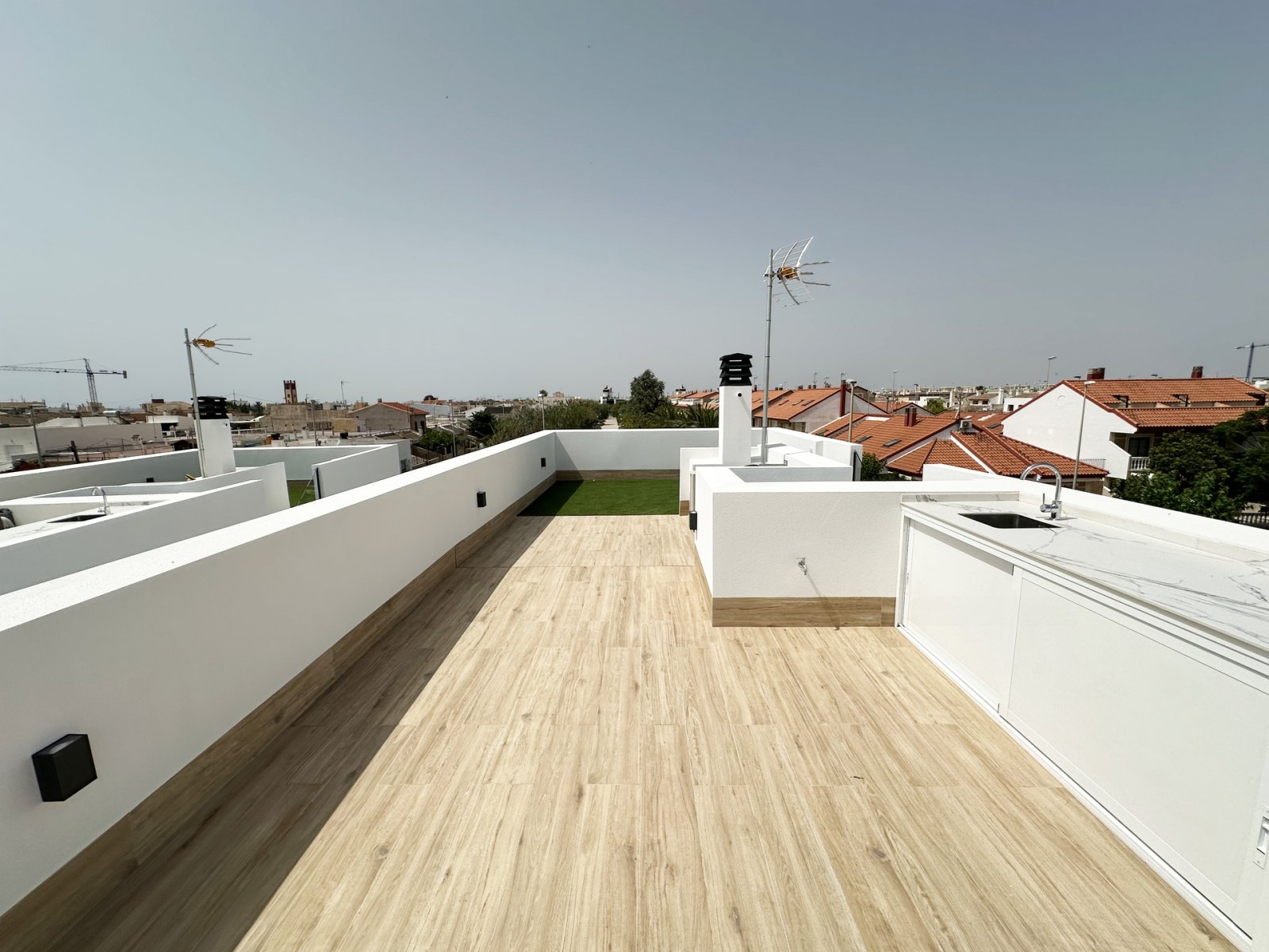  In der charmanten Ortschaft Torre de la Horadada gelegen, bietet diese exklusive Sammlung von vier freistehenden Häusern eine privilegierte Umgebung 