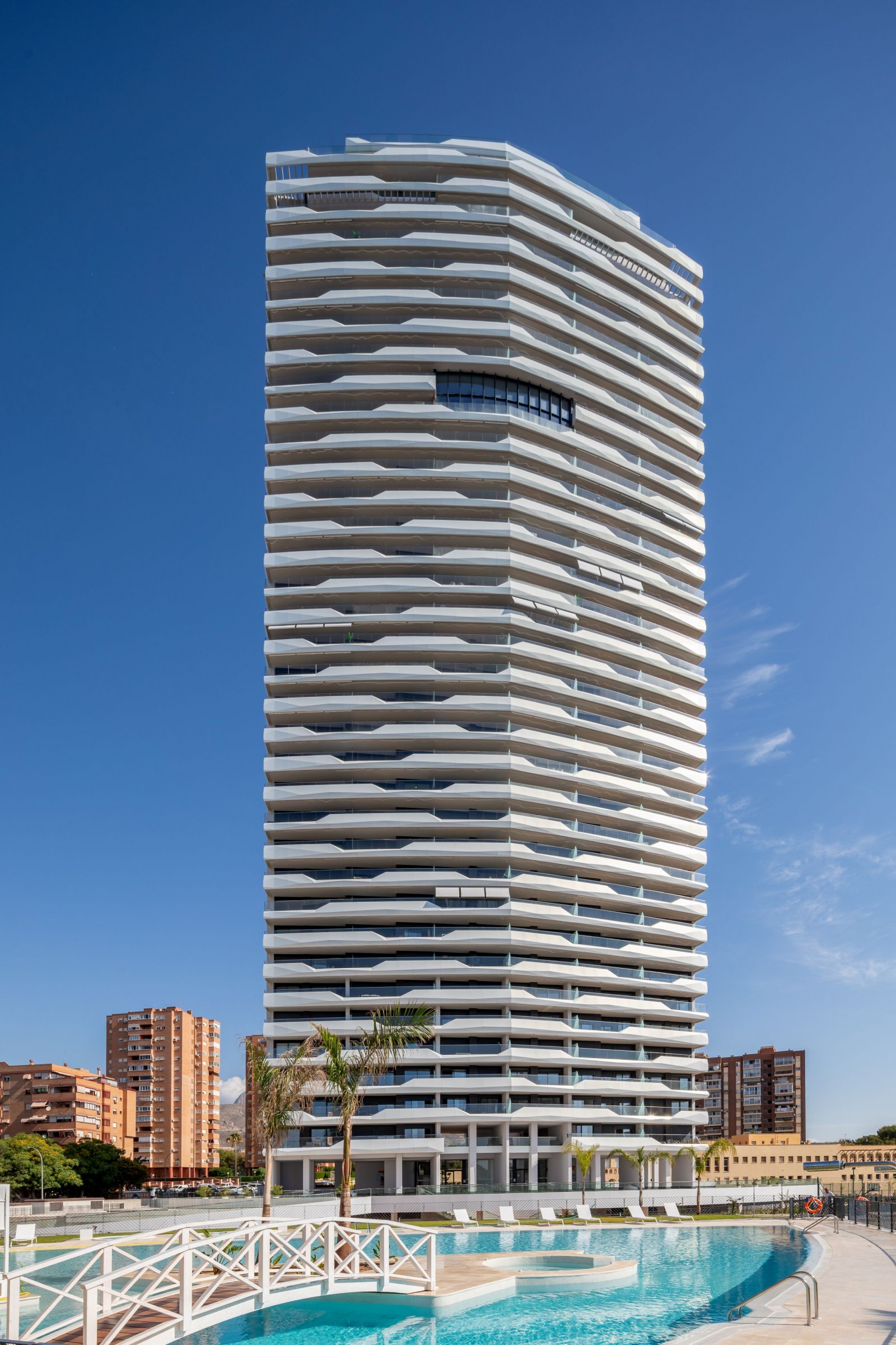  In der pulsierenden Stadt Benidorm gelegen, bietet dieser exklusive Wohnkomplex eine einzigartige Gelegenheit, das Leben am Meer zu genießen. Mit ins