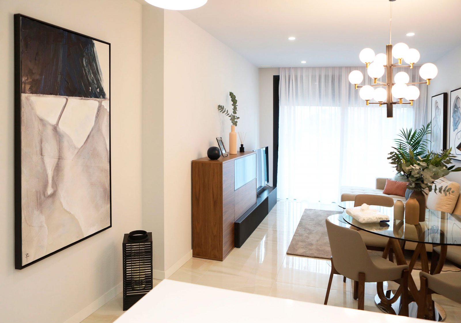  In der pulsierenden Stadt Benidorm gelegen, bietet dieser exklusive Wohnkomplex eine einzigartige Gelegenheit, das Leben am Meer zu genießen. Mit ins