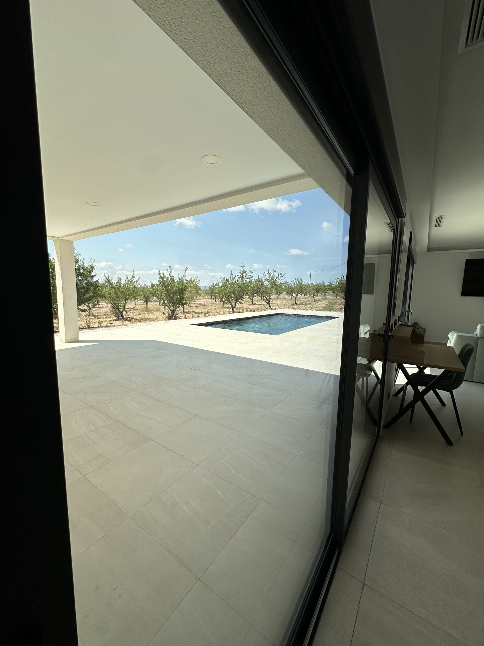  In der charmanten Ortschaft Pinoso gelegen, bietet diese exklusive Sammlung von 13 Einfamilienhäusern eine ideale Umgebung für diejenigen, die Ruhe u