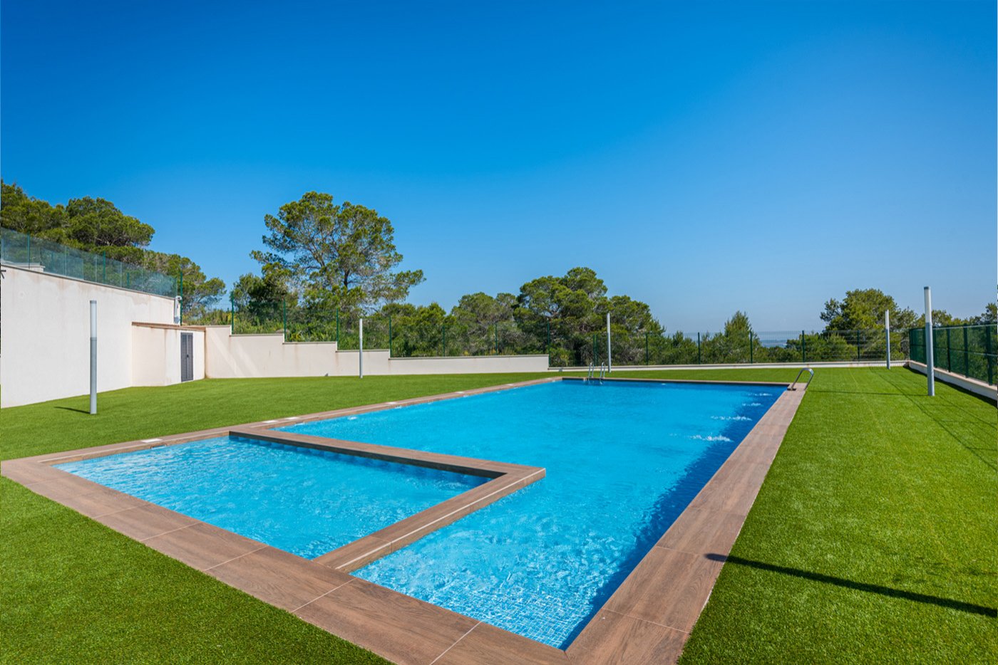  In der charmanten Ortschaft San Miguel de Salinas gelegen, bietet dieser exklusive Wohnkomplex eine Auswahl von 8 Bungalows, aufgeteilt in High-Bunga