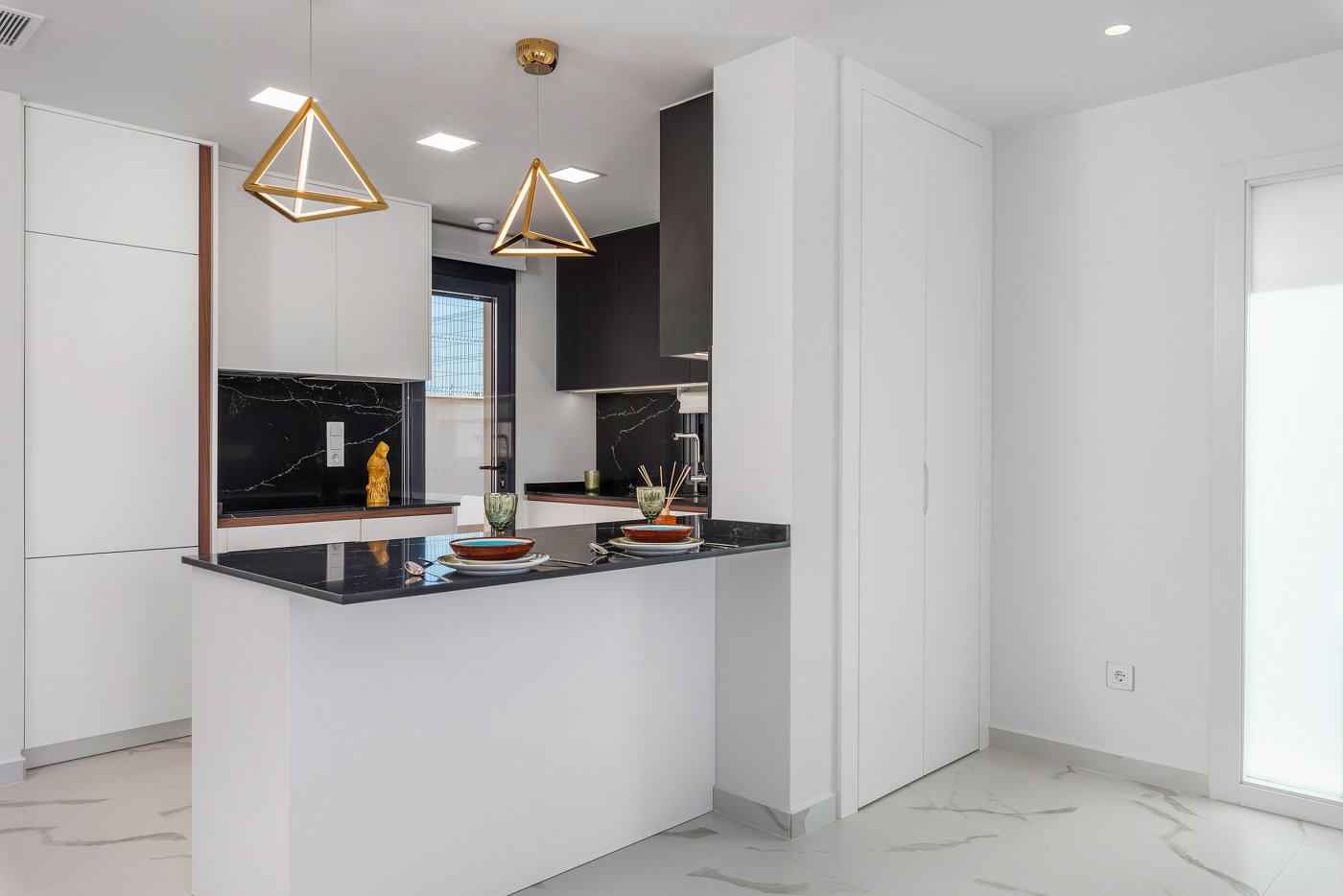  In der charmanten Ortschaft San Miguel de Salinas gelegen, bietet dieser exklusive Wohnkomplex eine Auswahl von 8 Bungalows, aufgeteilt in High-Bunga