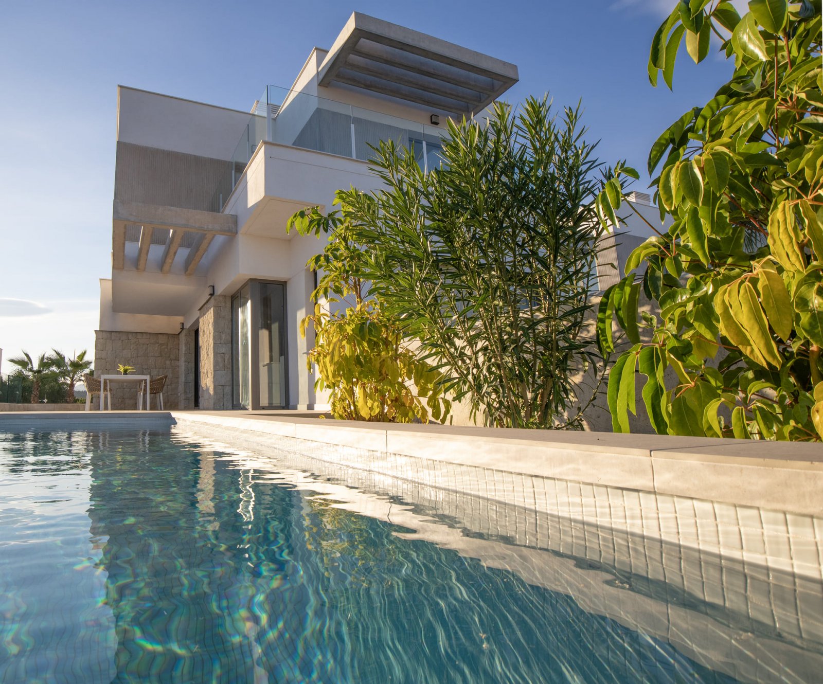  Diese exklusive Sammlung unabhängiger Häuser befindet sich in der charmanten Stadt Finestrat und bietet eine privilegierte Umgebung mit Meerblick. Di