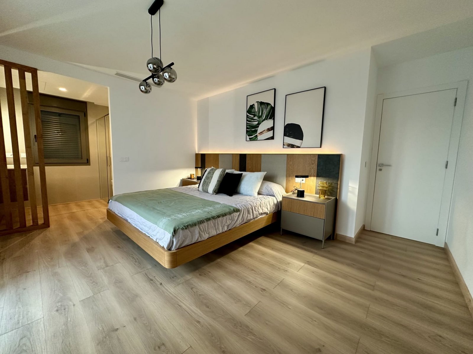  Diese exklusive Sammlung unabhängiger Häuser befindet sich in der charmanten Stadt Finestrat und bietet eine privilegierte Umgebung mit Meerblick. Di