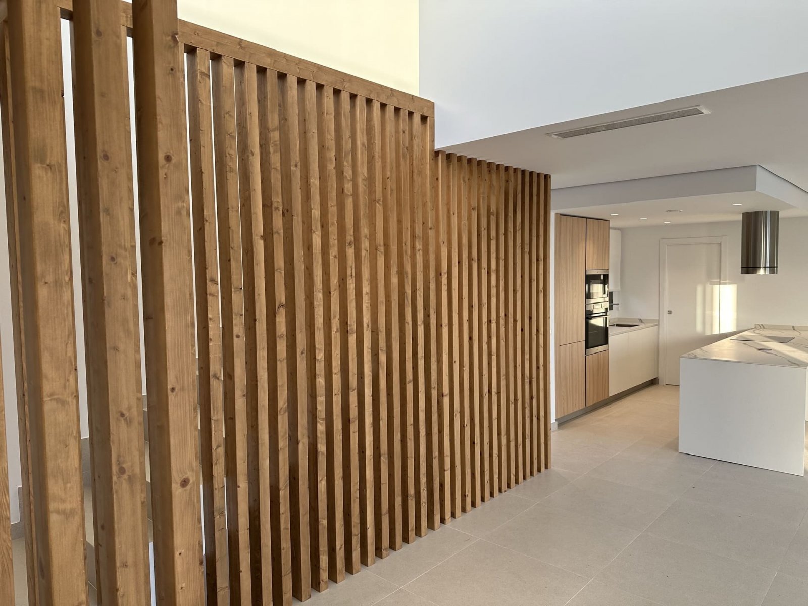  Diese exklusive Sammlung unabhängiger Häuser befindet sich in der charmanten Stadt Finestrat und bietet eine privilegierte Umgebung mit Meerblick. Di