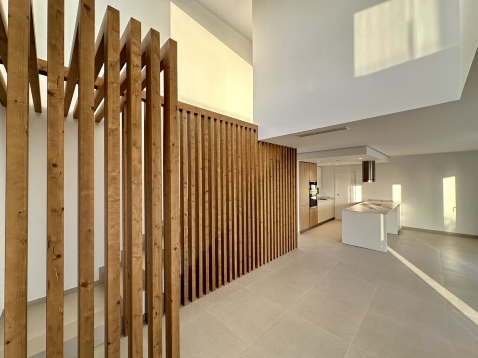  Diese exklusive Sammlung unabhängiger Häuser befindet sich in der charmanten Stadt Finestrat und bietet eine privilegierte Umgebung mit Meerblick. Di