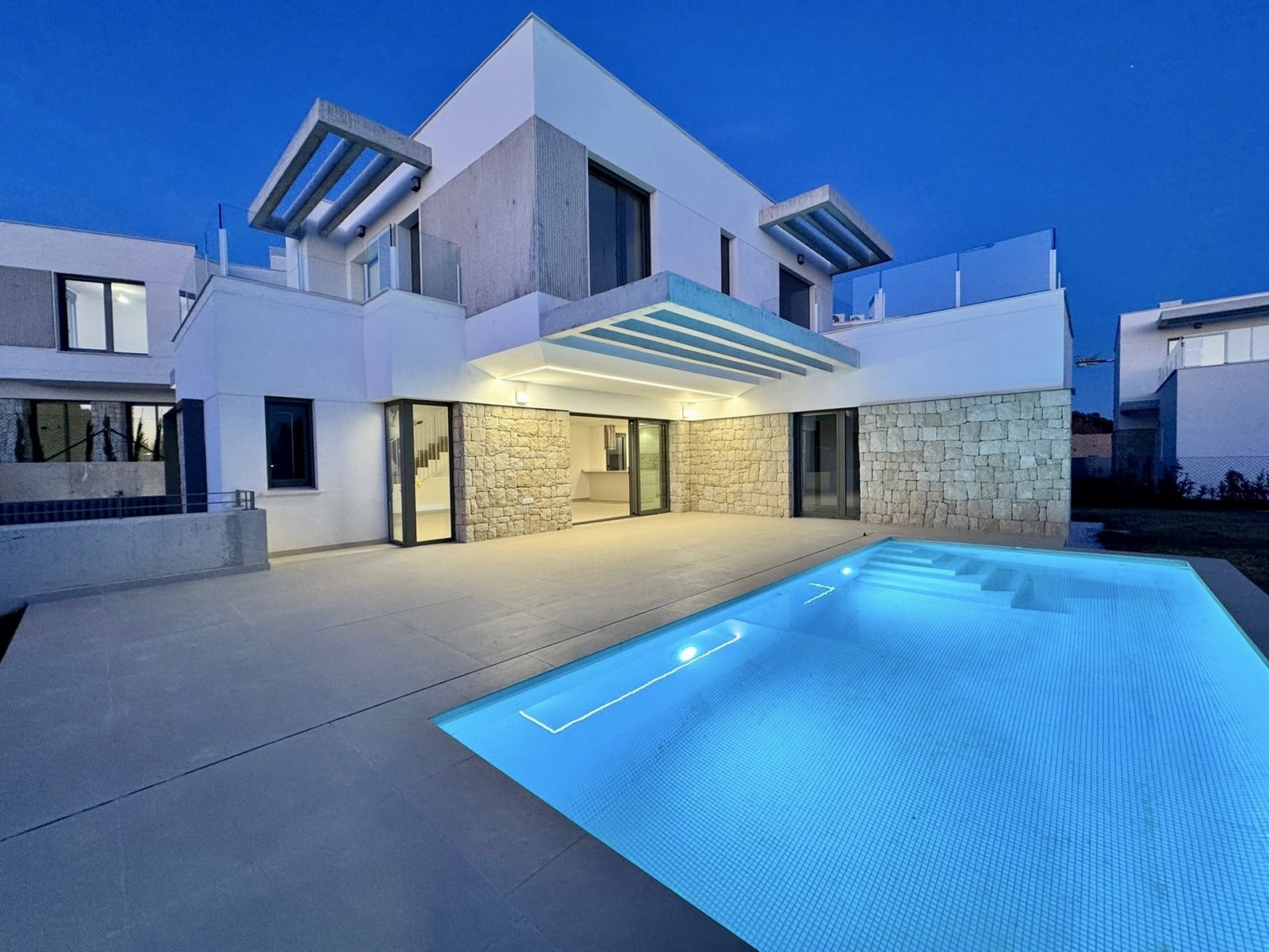  Diese exklusive Sammlung unabhängiger Häuser befindet sich in der charmanten Stadt Finestrat und bietet eine privilegierte Umgebung mit Meerblick. Di