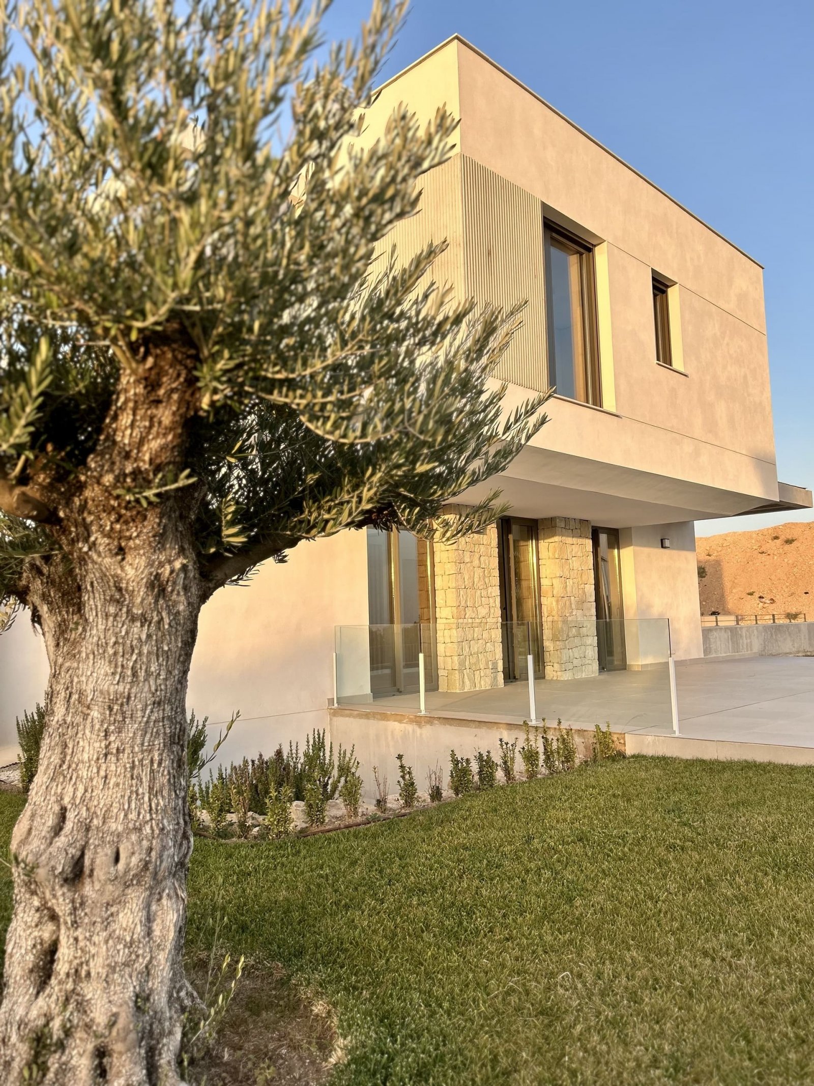  Diese exklusive Sammlung unabhängiger Häuser befindet sich in der charmanten Stadt Finestrat und bietet eine privilegierte Umgebung mit Meerblick. Di