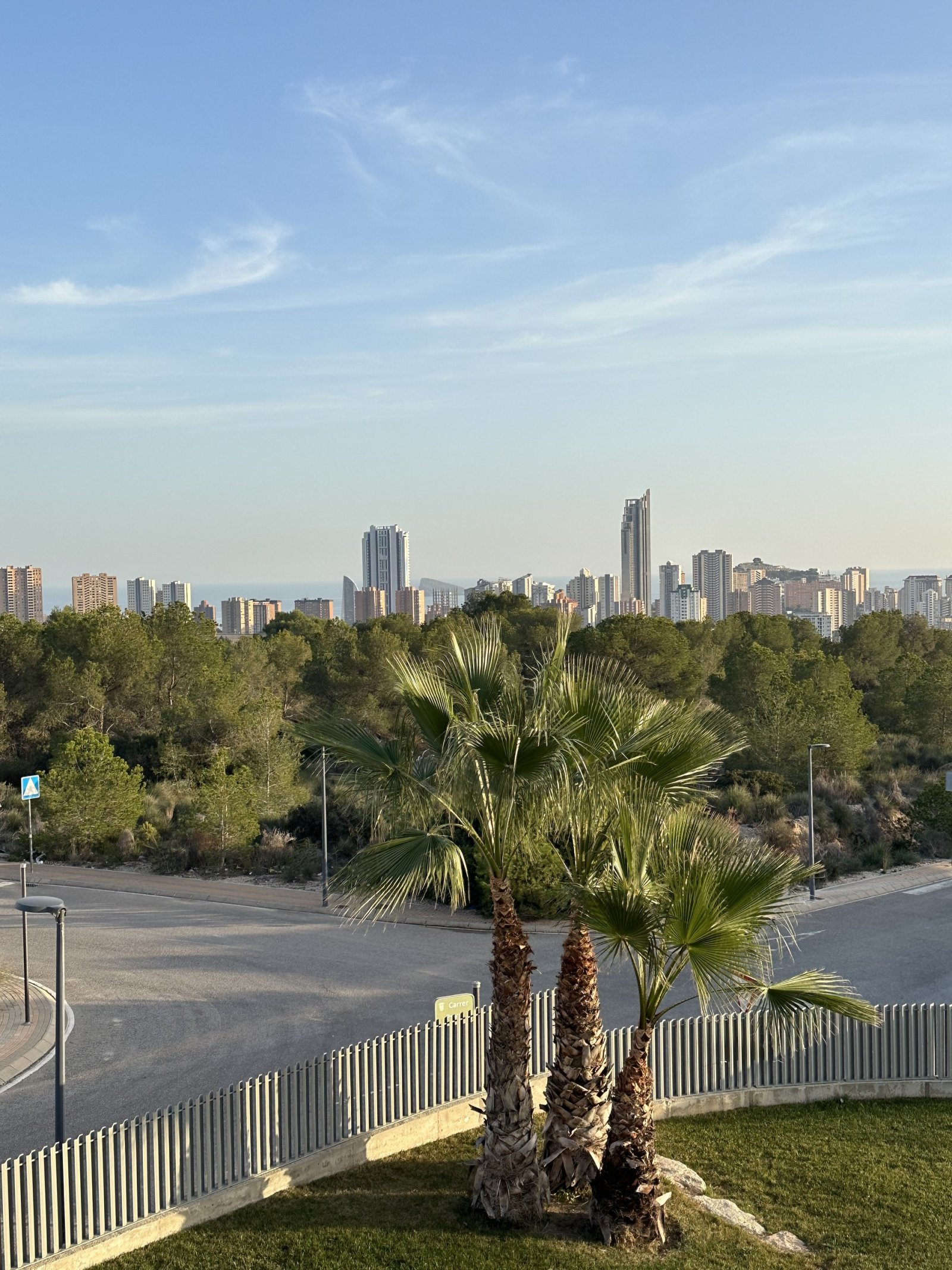  Diese exklusive Sammlung unabhängiger Häuser befindet sich in der charmanten Stadt Finestrat und bietet eine privilegierte Umgebung mit Meerblick. Di