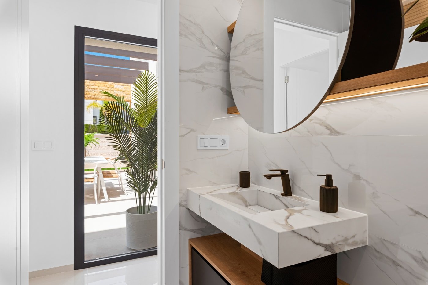  In der charmanten Ciudad Quesada gelegen, bietet diese freistehende Immobilie einen exklusiven Lebensstil in einer privilegierten Umgebung. Mit einem