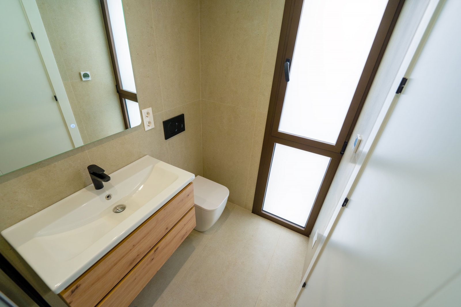  In der ruhigen Ortschaft Heredades gelegen, bietet diese exklusive Sammlung von Reihenhäusern eine einzigartige Gelegenheit, ein ruhiges und gut ange