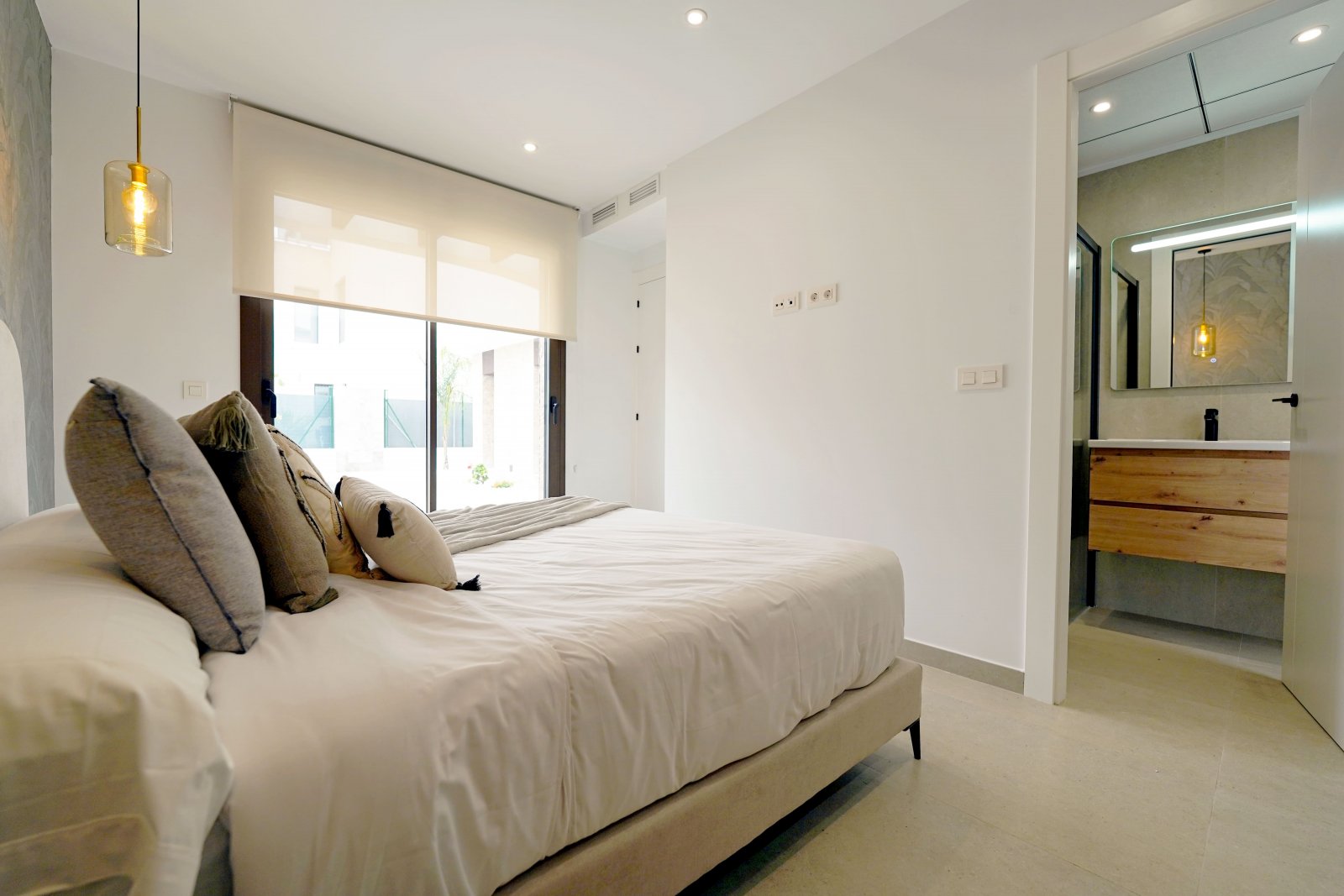  In der ruhigen Ortschaft Heredades gelegen, bietet diese exklusive Sammlung von Reihenhäusern eine einzigartige Gelegenheit, ein ruhiges und gut ange