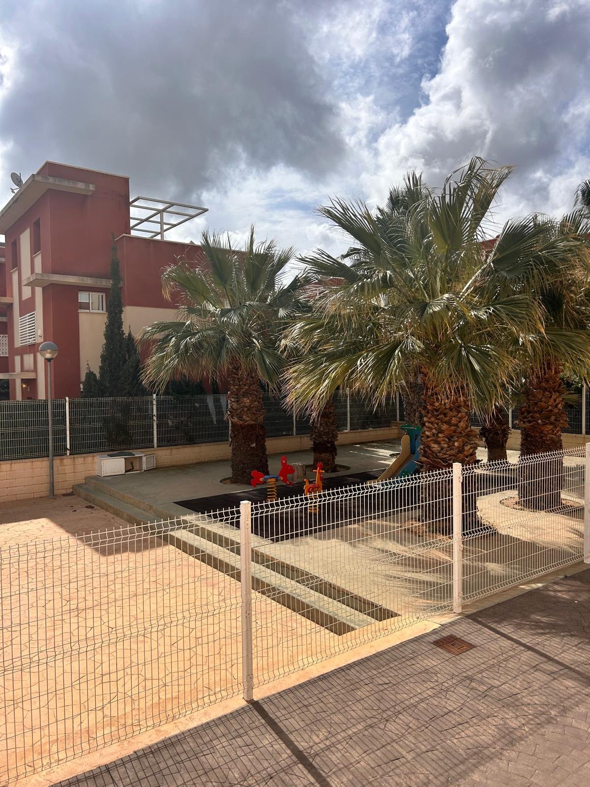  In der charmanten Stadt Orihuela gelegen, bietet diese Wohnanlage eine Vielzahl von Wohnoptionen, die unterschiedlichen Bedürfnissen und Lebensstilen