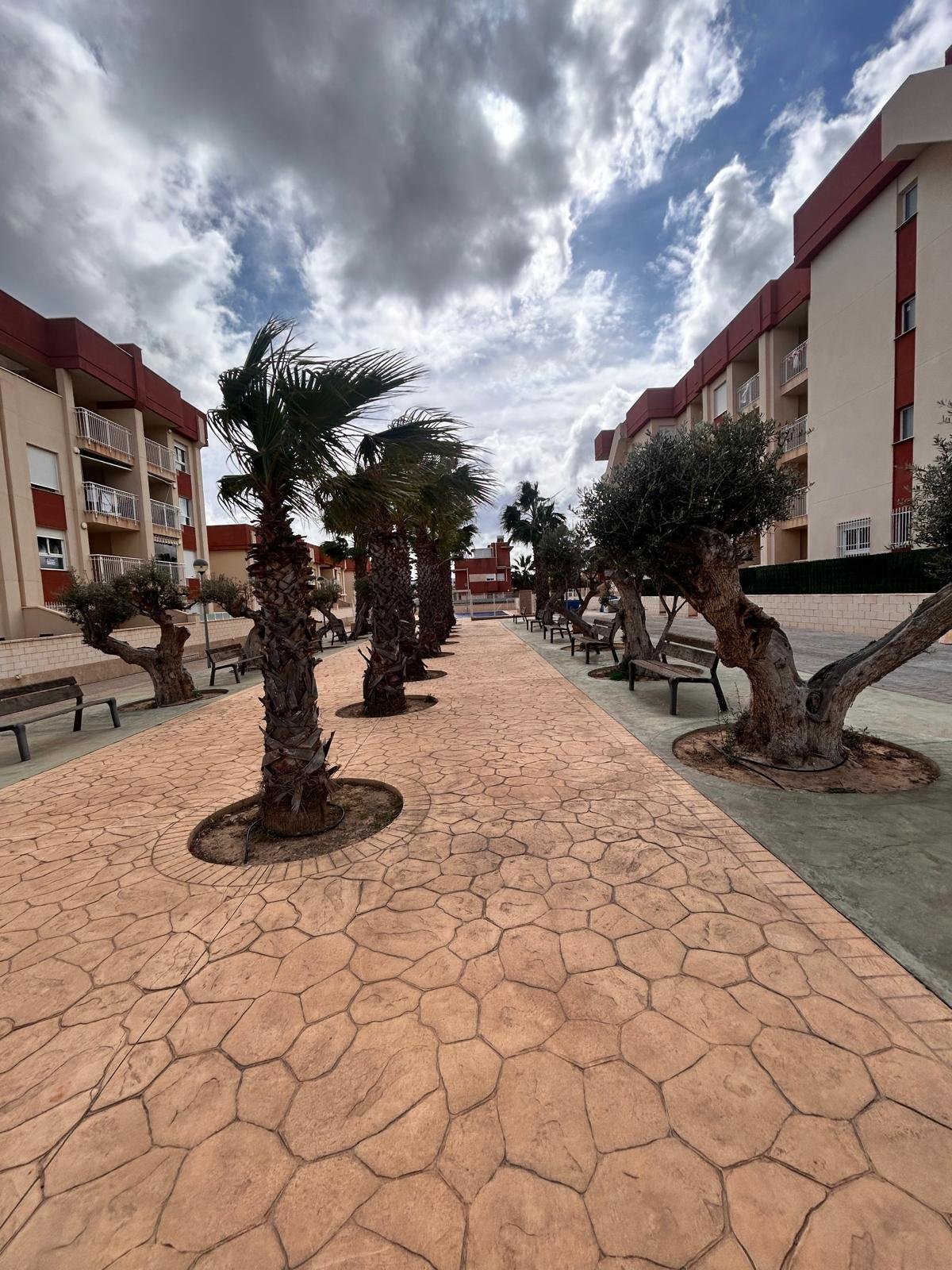  In der charmanten Stadt Orihuela gelegen, bietet diese Wohnanlage eine Vielzahl von Wohnoptionen, die unterschiedlichen Bedürfnissen und Lebensstilen