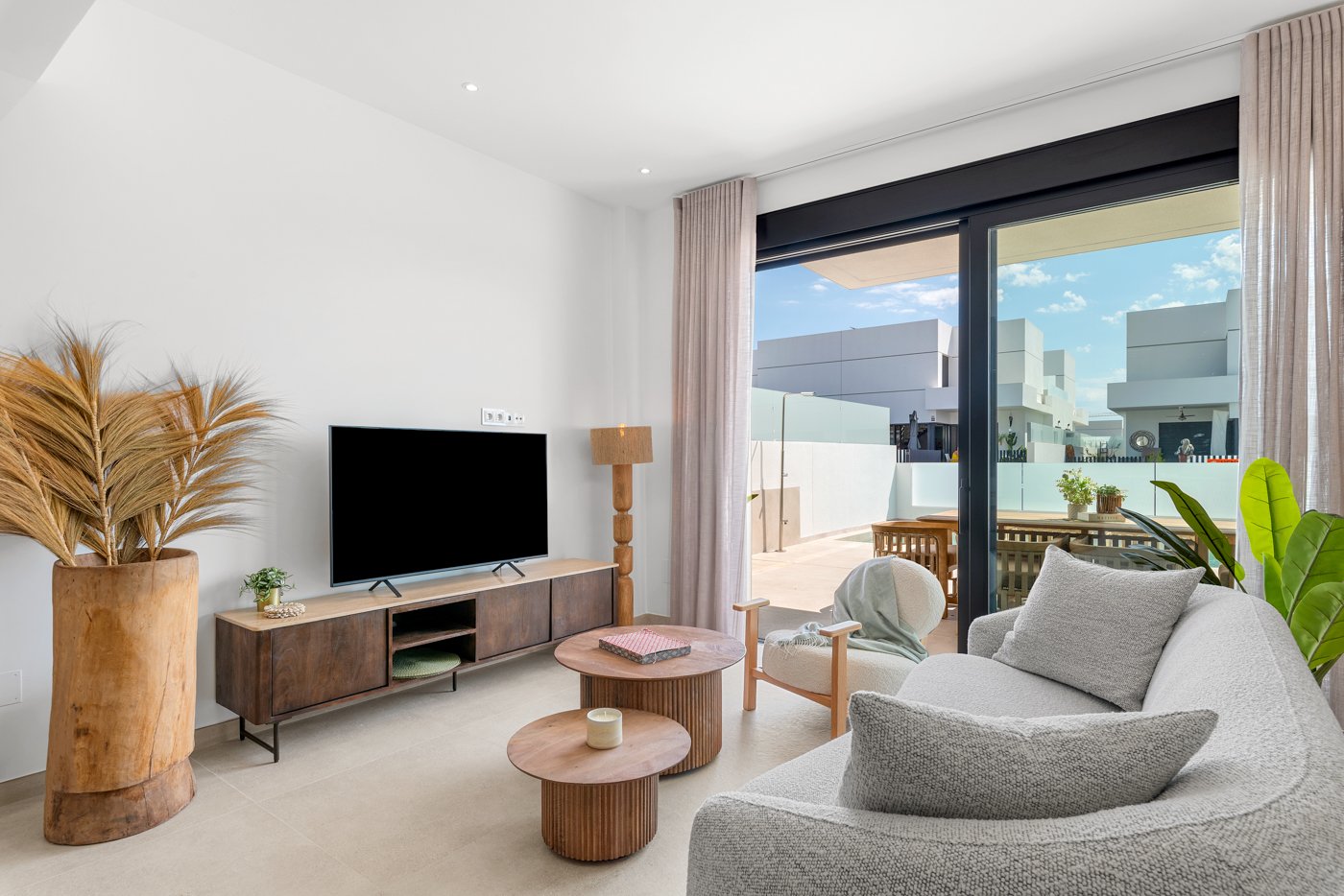  In der charmanten Ortschaft Dolores gelegen, bietet diese exklusive Sammlung von 10 Reihenhäusern eine ideale Wohnumgebung für diejenigen, die Ruhe u