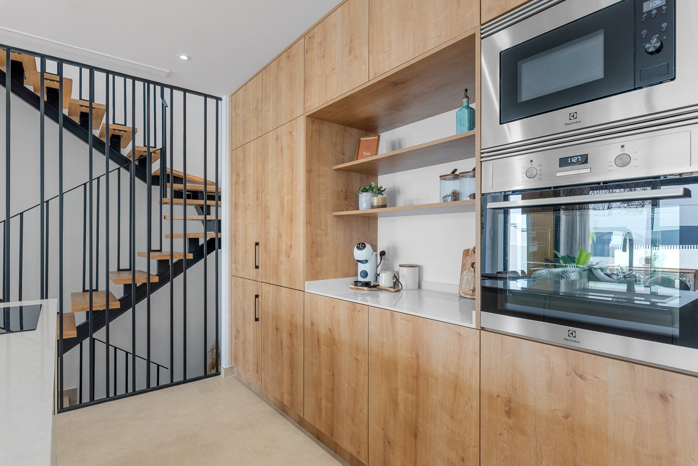  In der charmanten Ortschaft Dolores gelegen, bietet diese exklusive Sammlung von 10 Reihenhäusern eine ideale Wohnumgebung für diejenigen, die Ruhe u