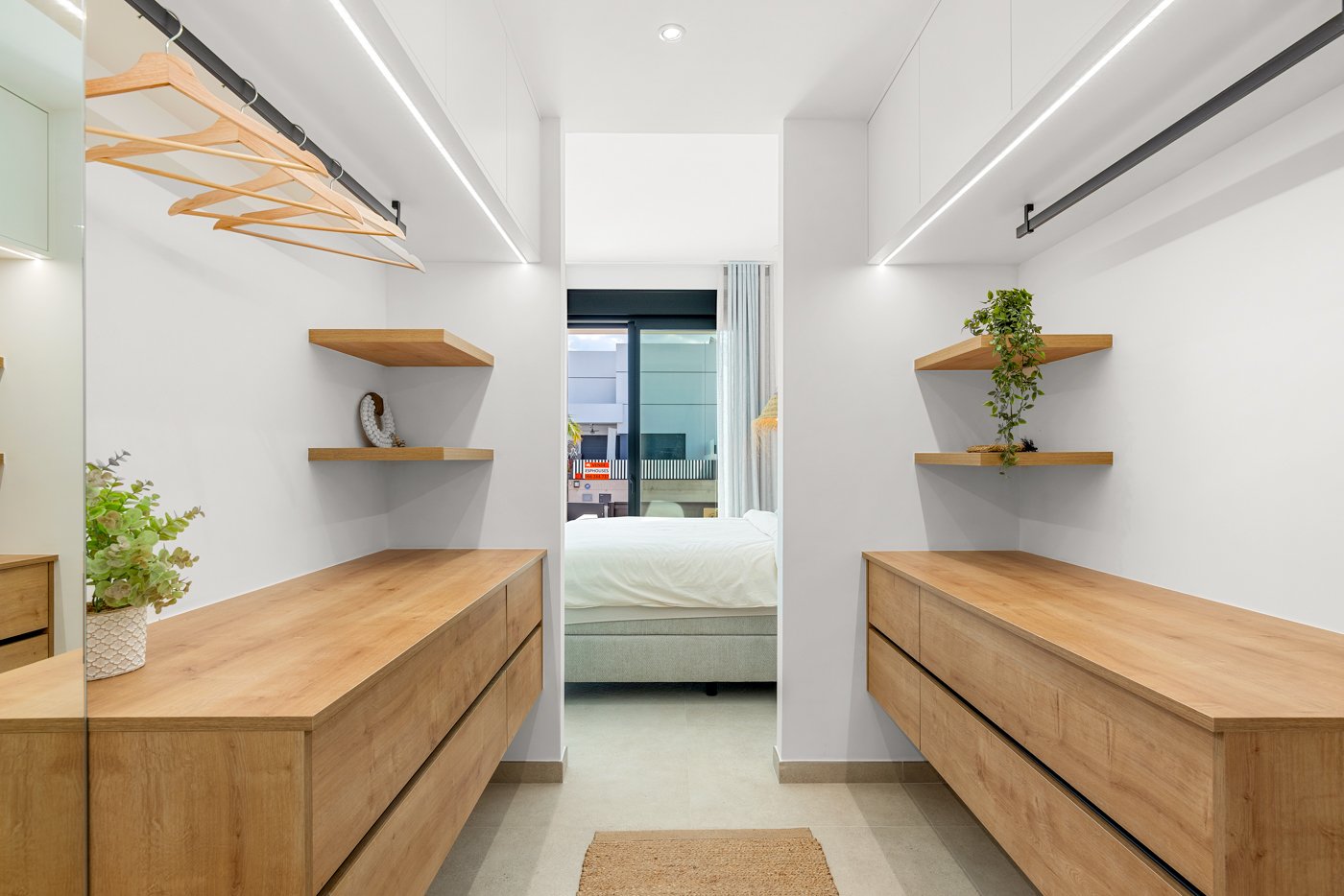  In der charmanten Ortschaft Dolores gelegen, bietet diese exklusive Sammlung von 10 Reihenhäusern eine ideale Wohnumgebung für diejenigen, die Ruhe u